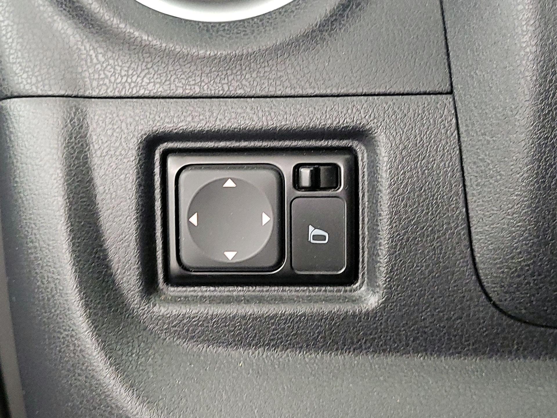 Thumbnail: 2016 Nissan Versa Note - 13