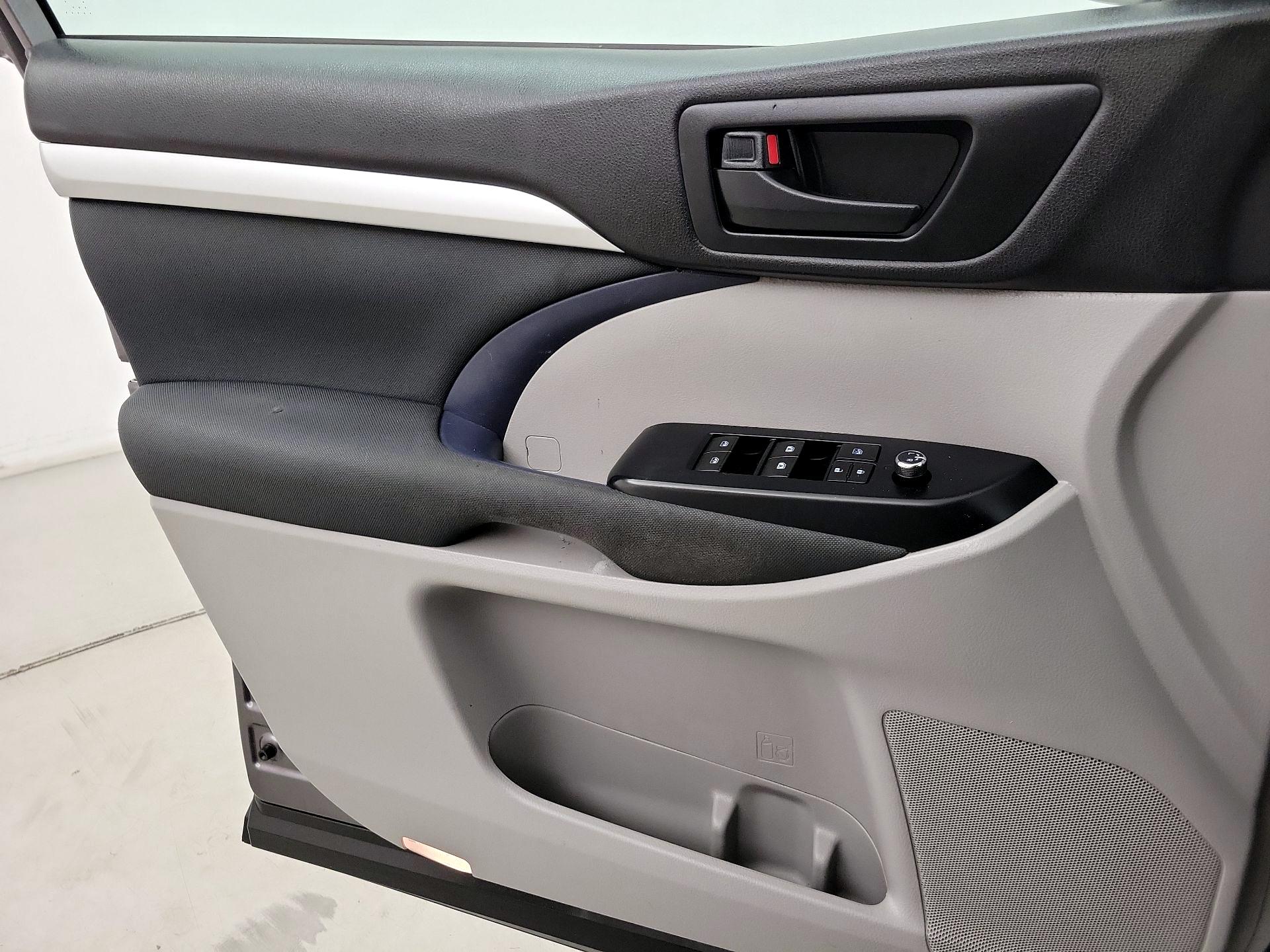 Thumbnail: 2019 Toyota Highlander - 12