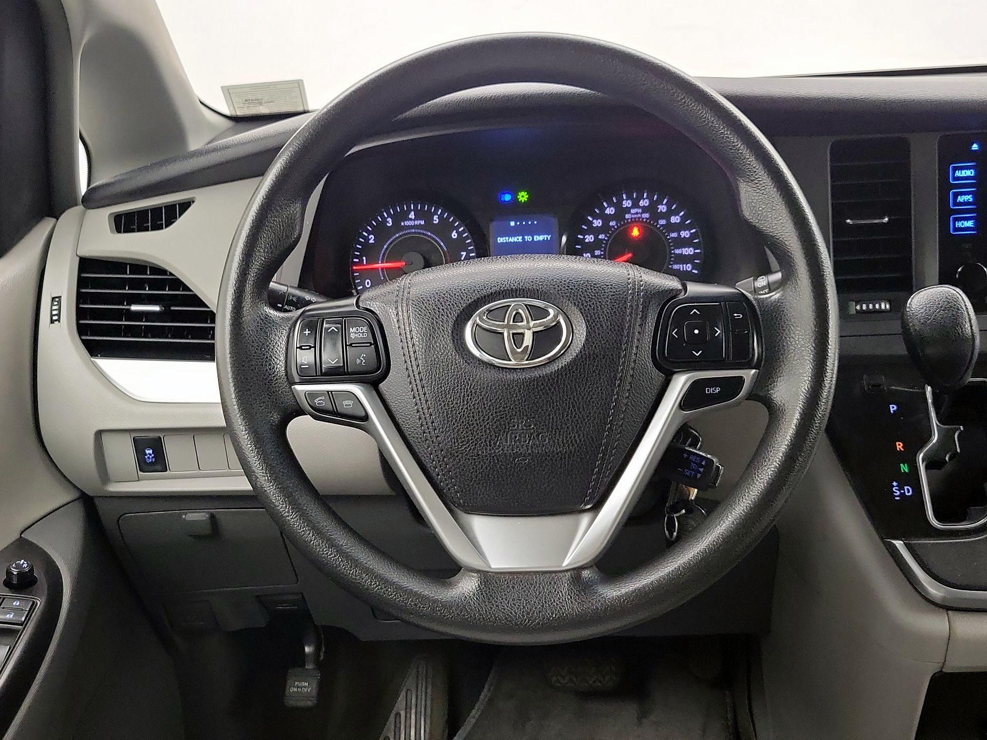 Thumbnail: 2015 Toyota Sienna - 10
