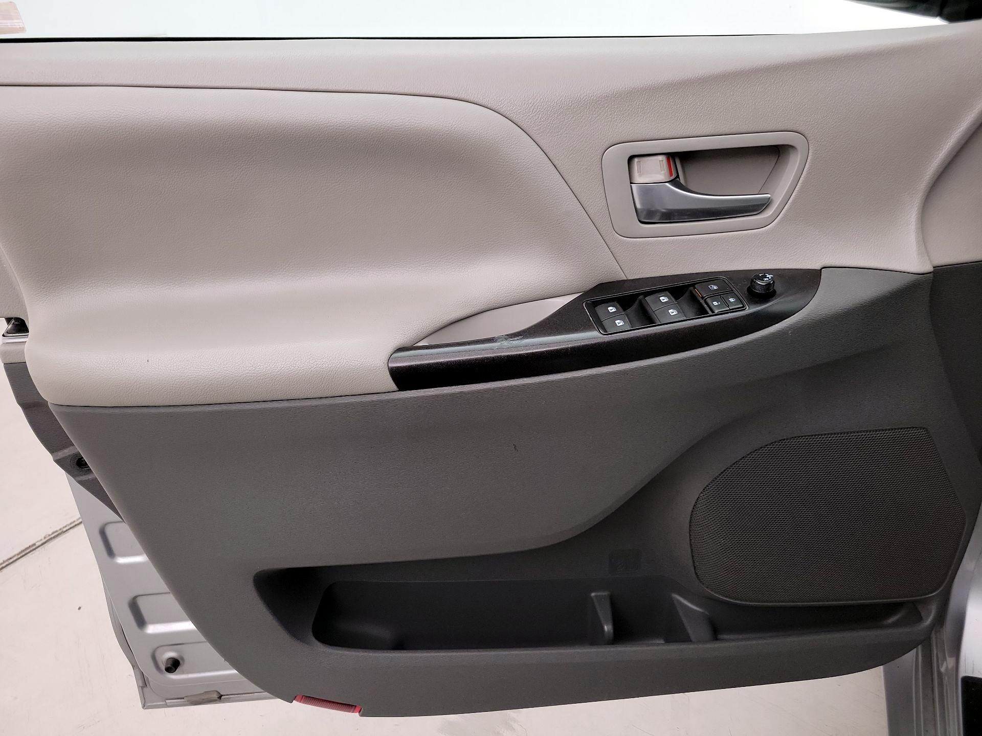 Thumbnail: 2015 Toyota Sienna - 12