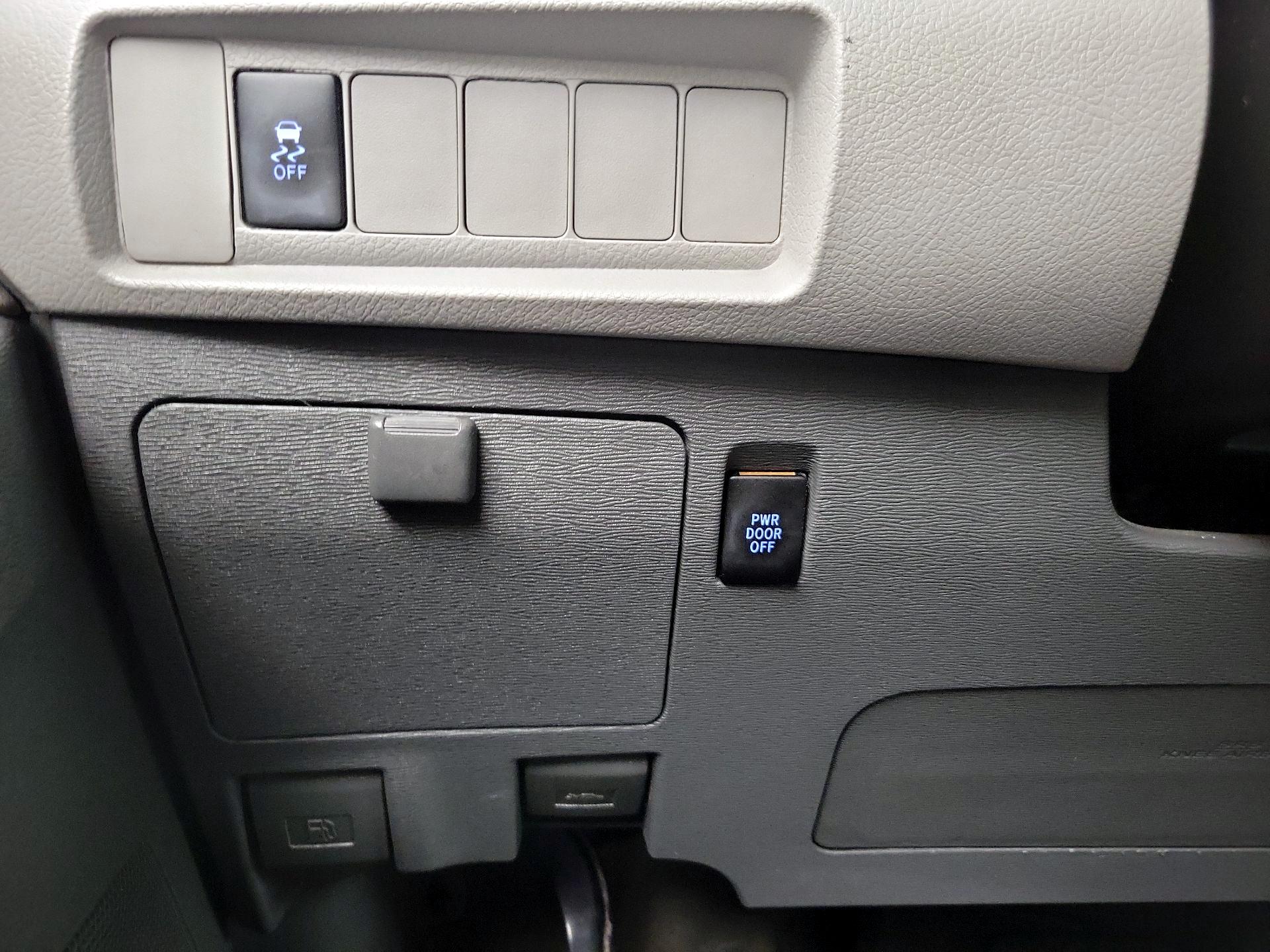 Thumbnail: 2015 Toyota Sienna - 13