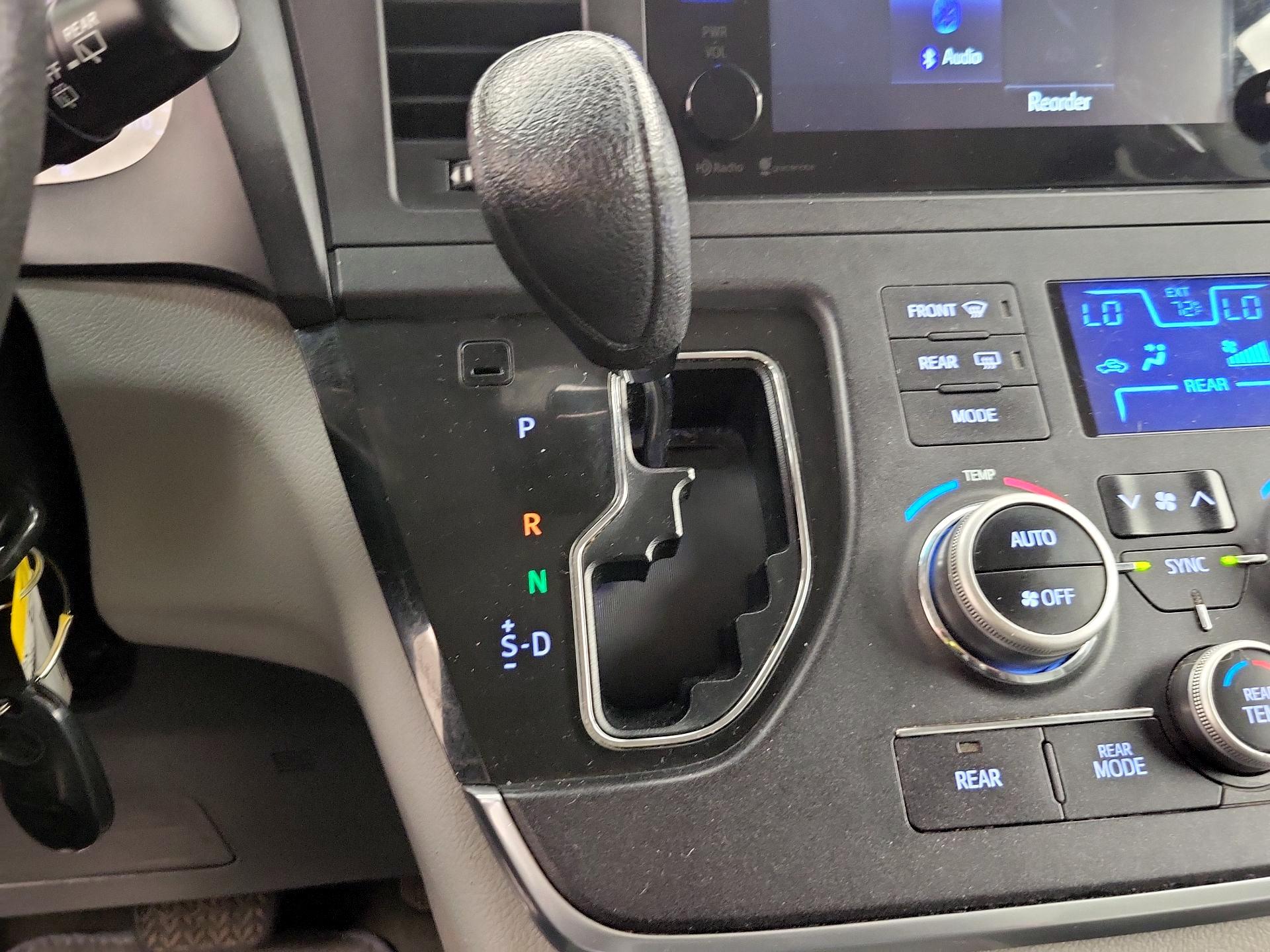 Thumbnail: 2015 Toyota Sienna - 17