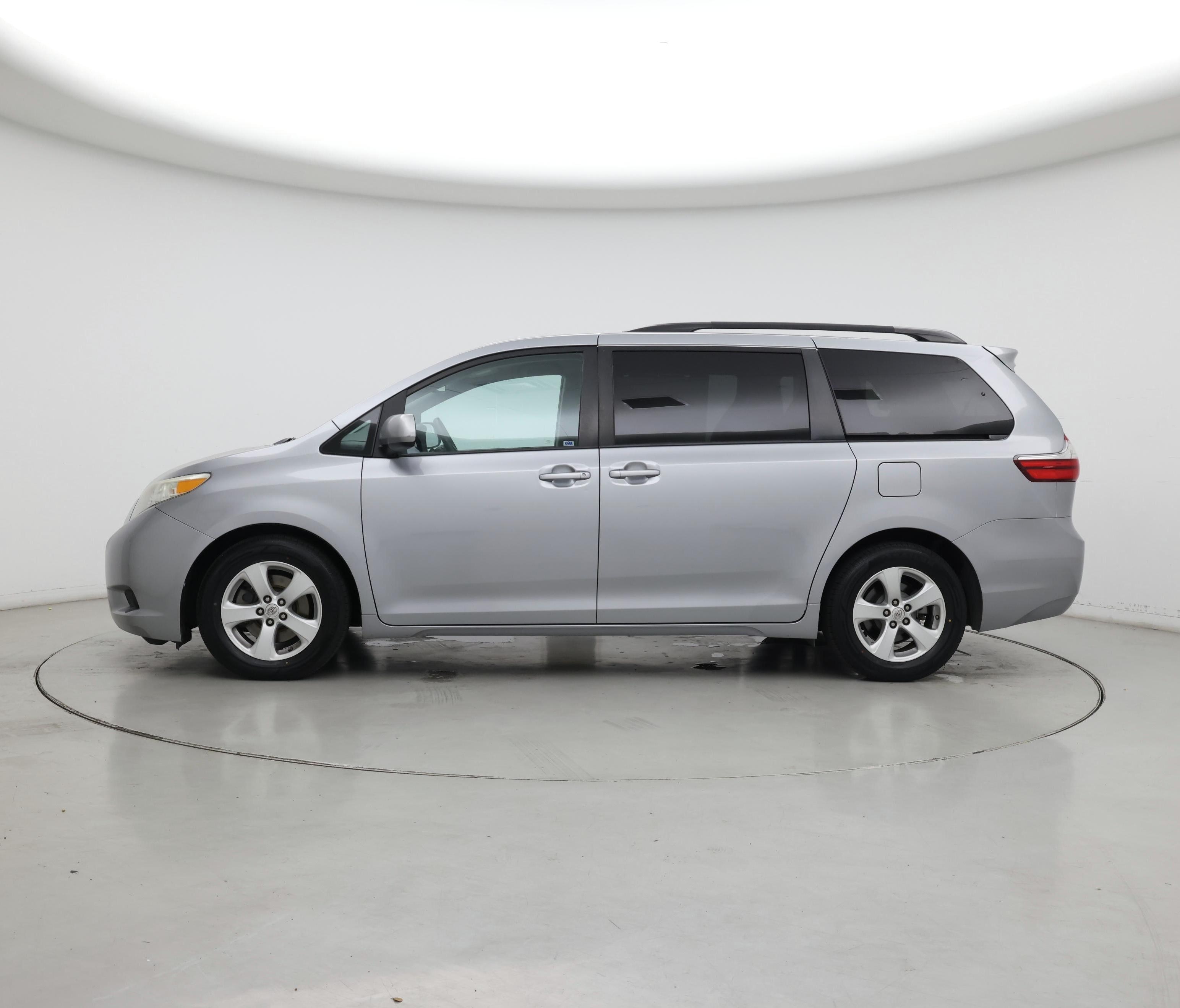Thumbnail: 2015 Toyota Sienna - 3