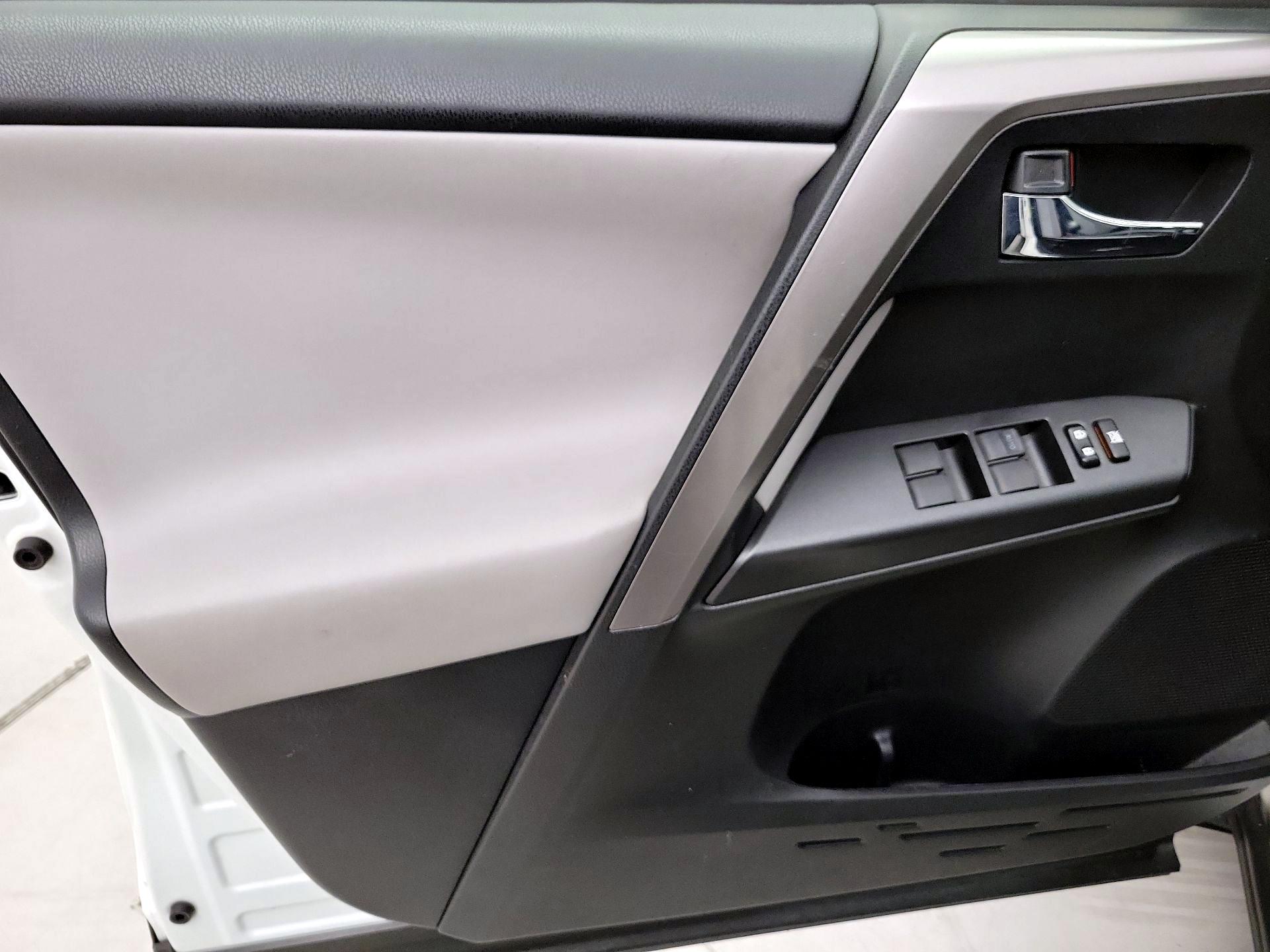 Thumbnail: 2016 Toyota RAV4 - 12