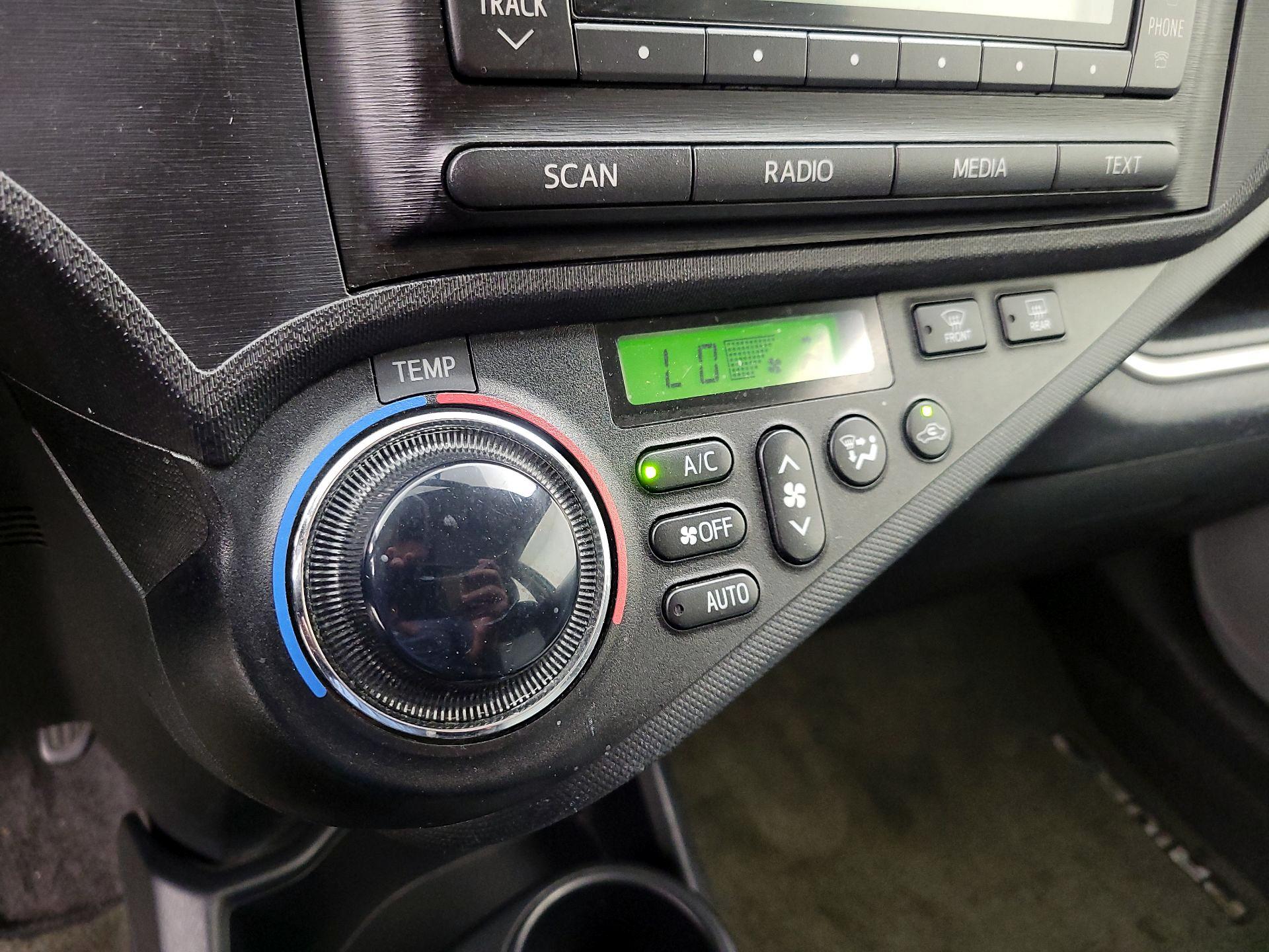 Thumbnail: 2014 Toyota Prius c - 15