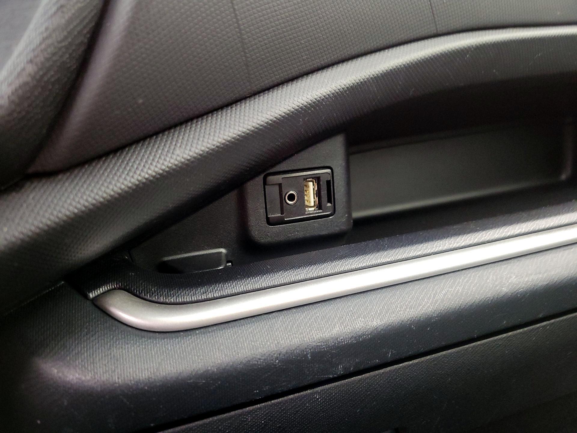 Thumbnail: 2014 Toyota Prius c - 17