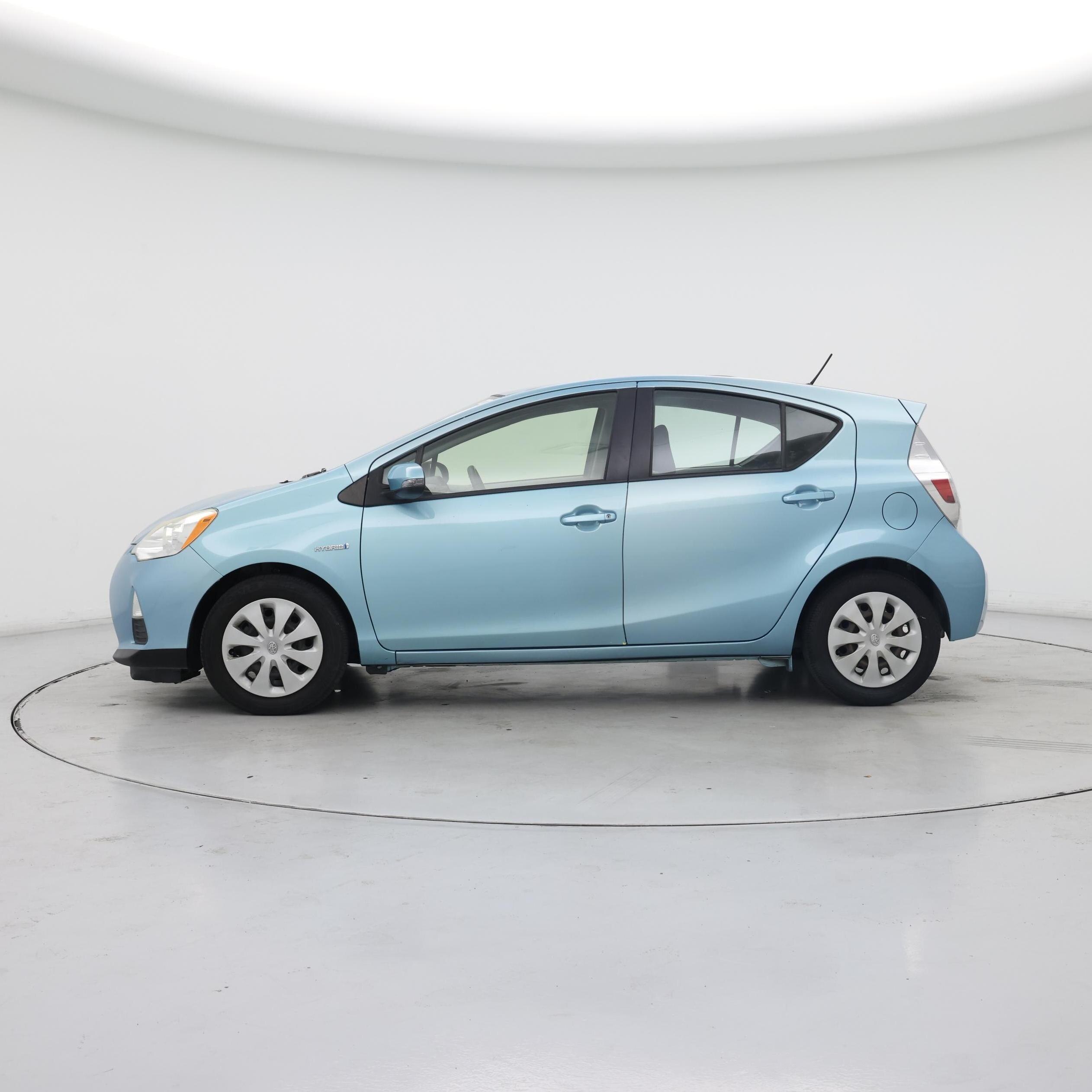 Thumbnail: 2014 Toyota Prius c - 3