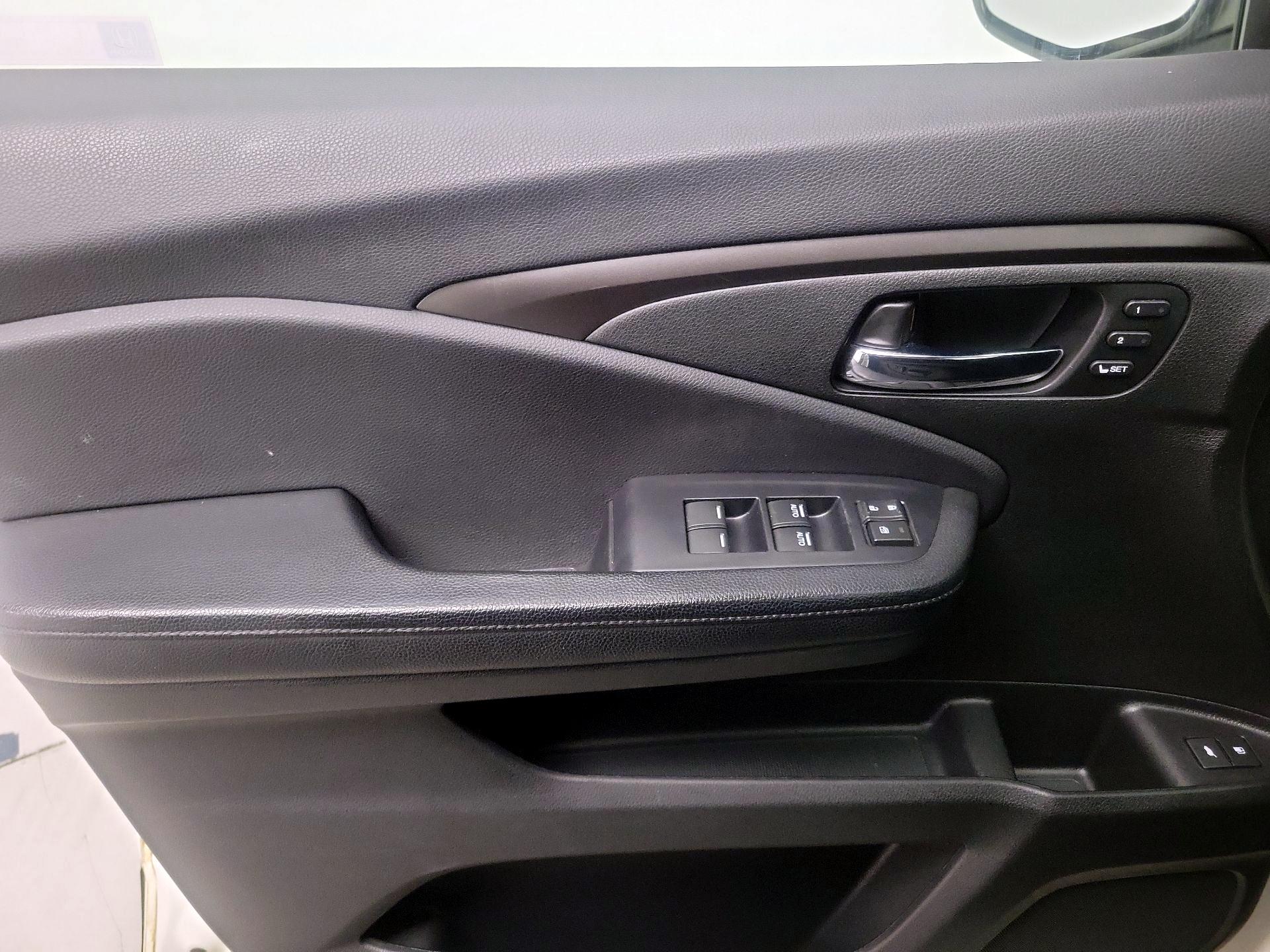 Thumbnail: 2019 Honda Pilot - 12