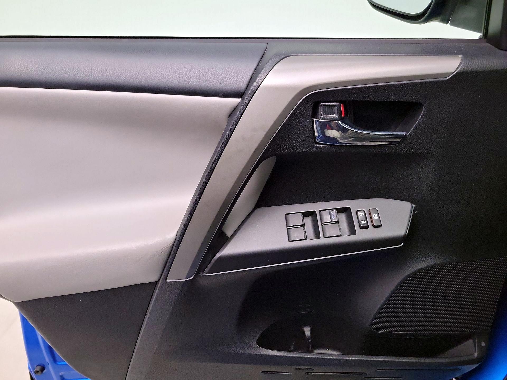 Thumbnail: 2018 Toyota RAV4 - 12