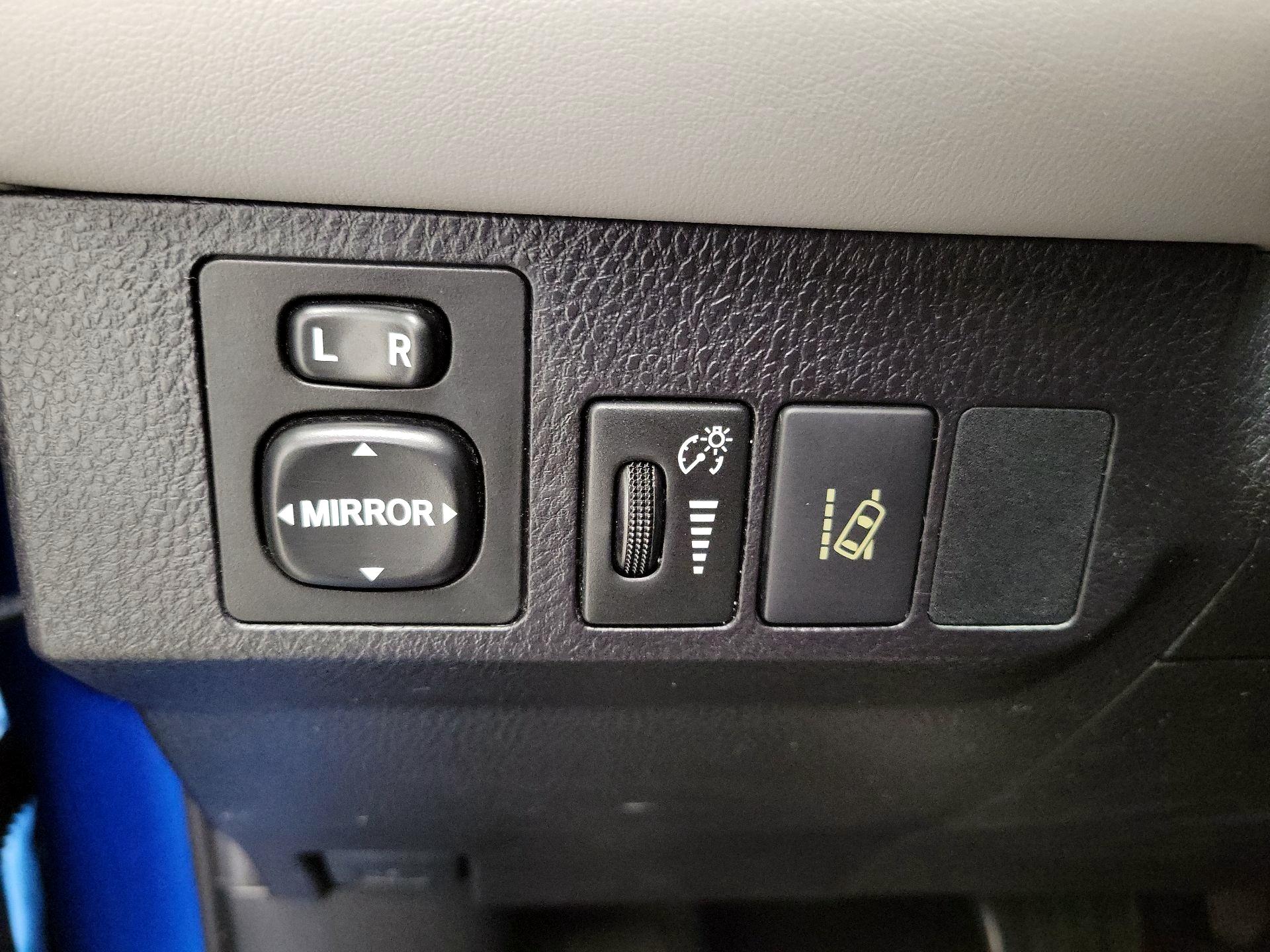 Thumbnail: 2018 Toyota RAV4 - 13