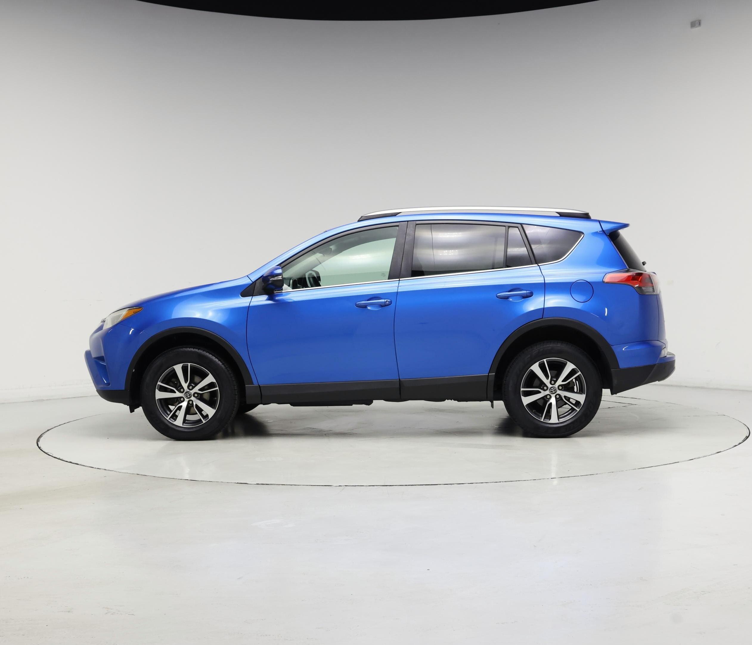 Thumbnail: 2018 Toyota RAV4 - 3