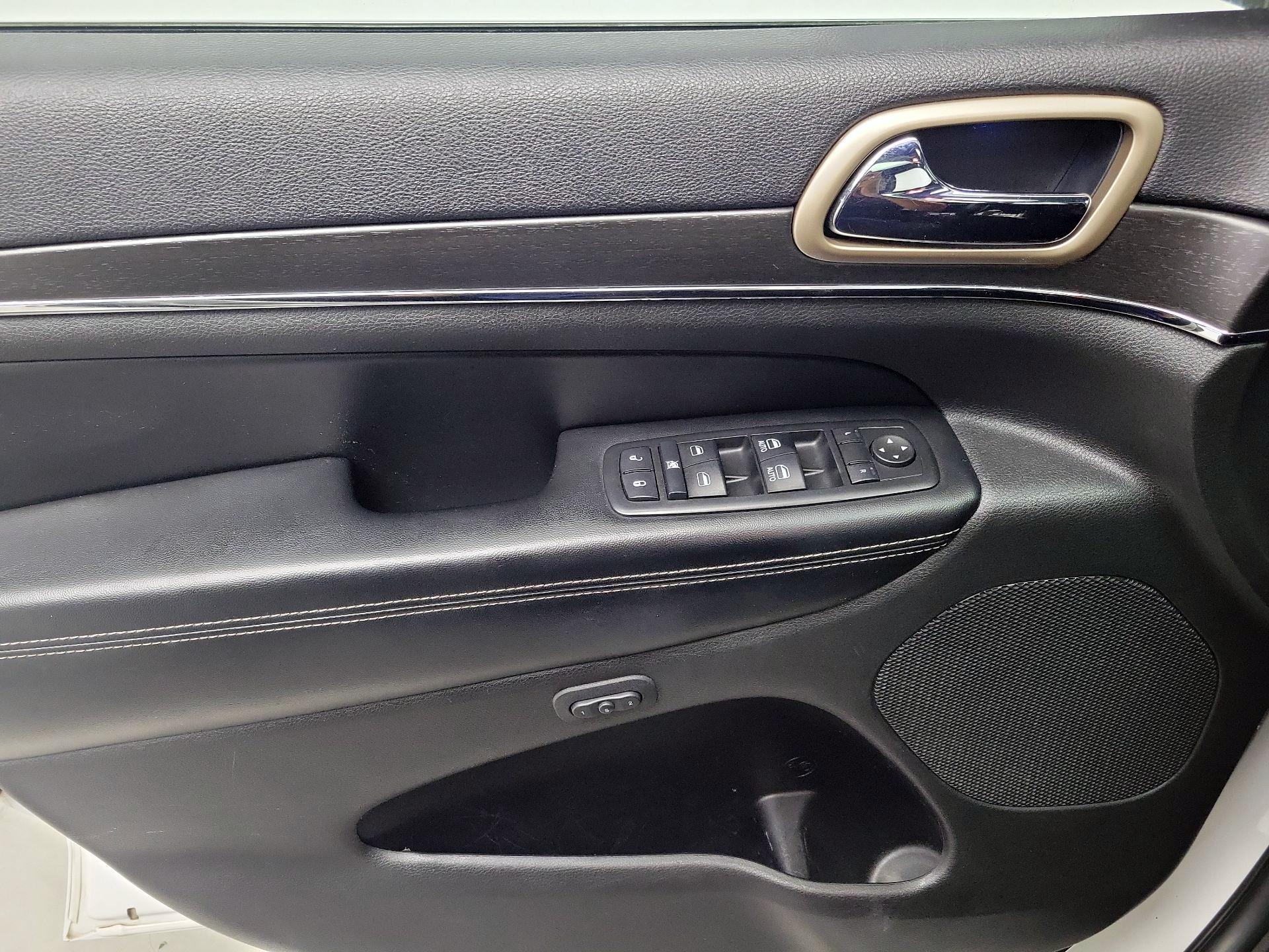 Thumbnail: 2016 Jeep Grand Cherokee - 12