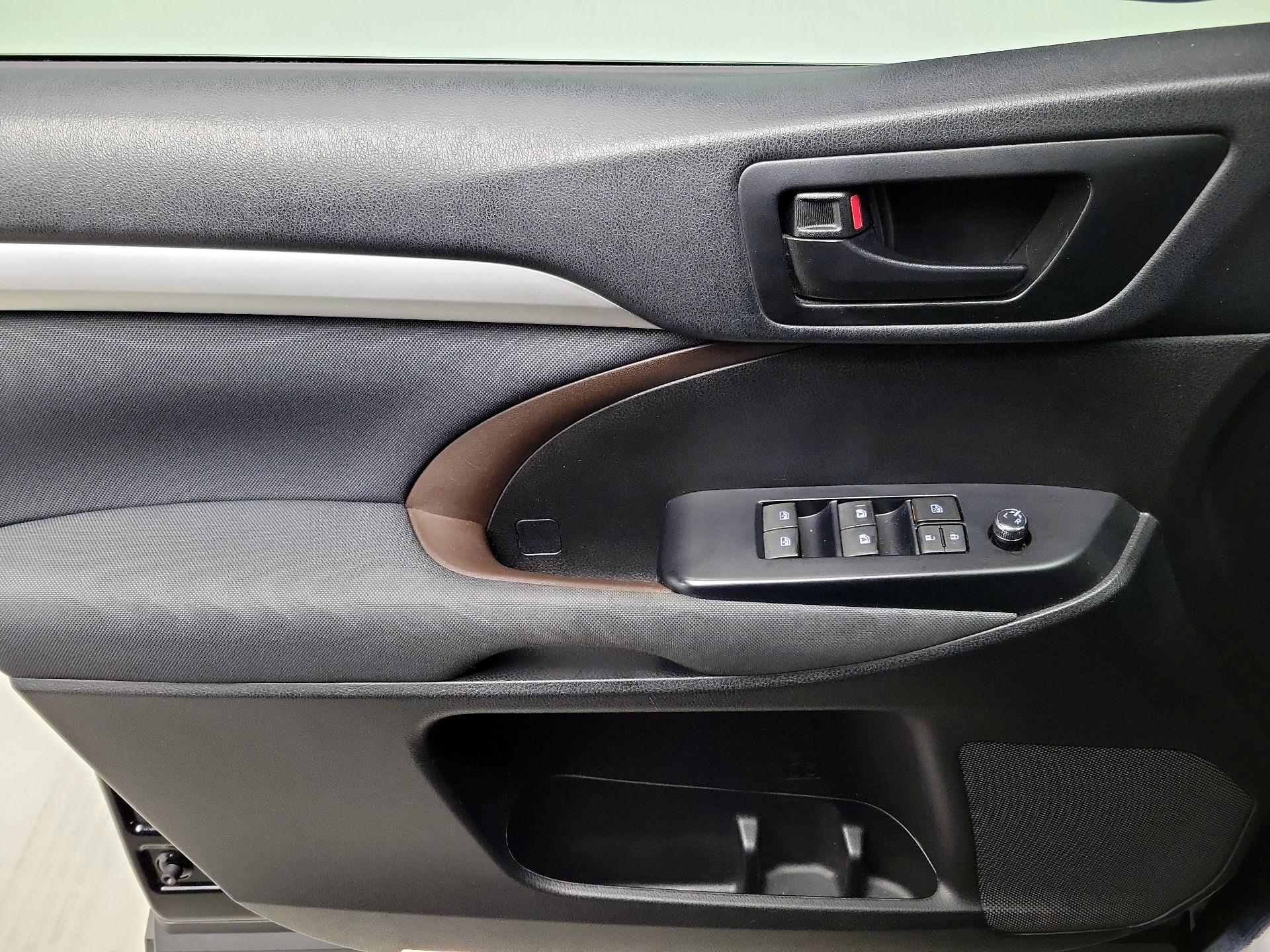Thumbnail: 2019 Toyota Highlander - 12
