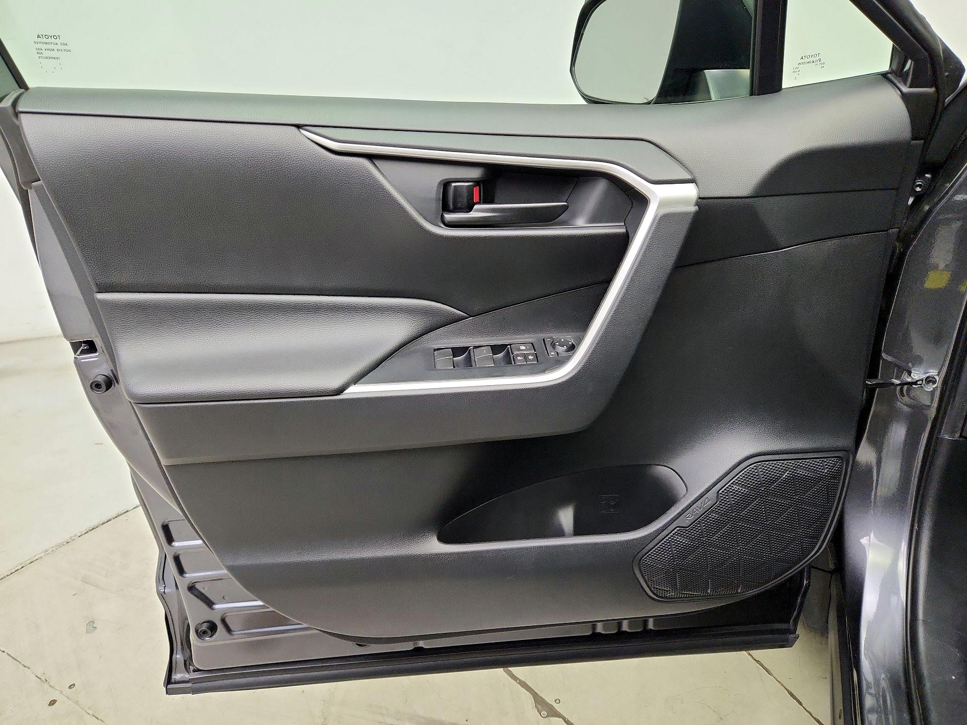 Thumbnail: 2020 Toyota RAV4 - 12