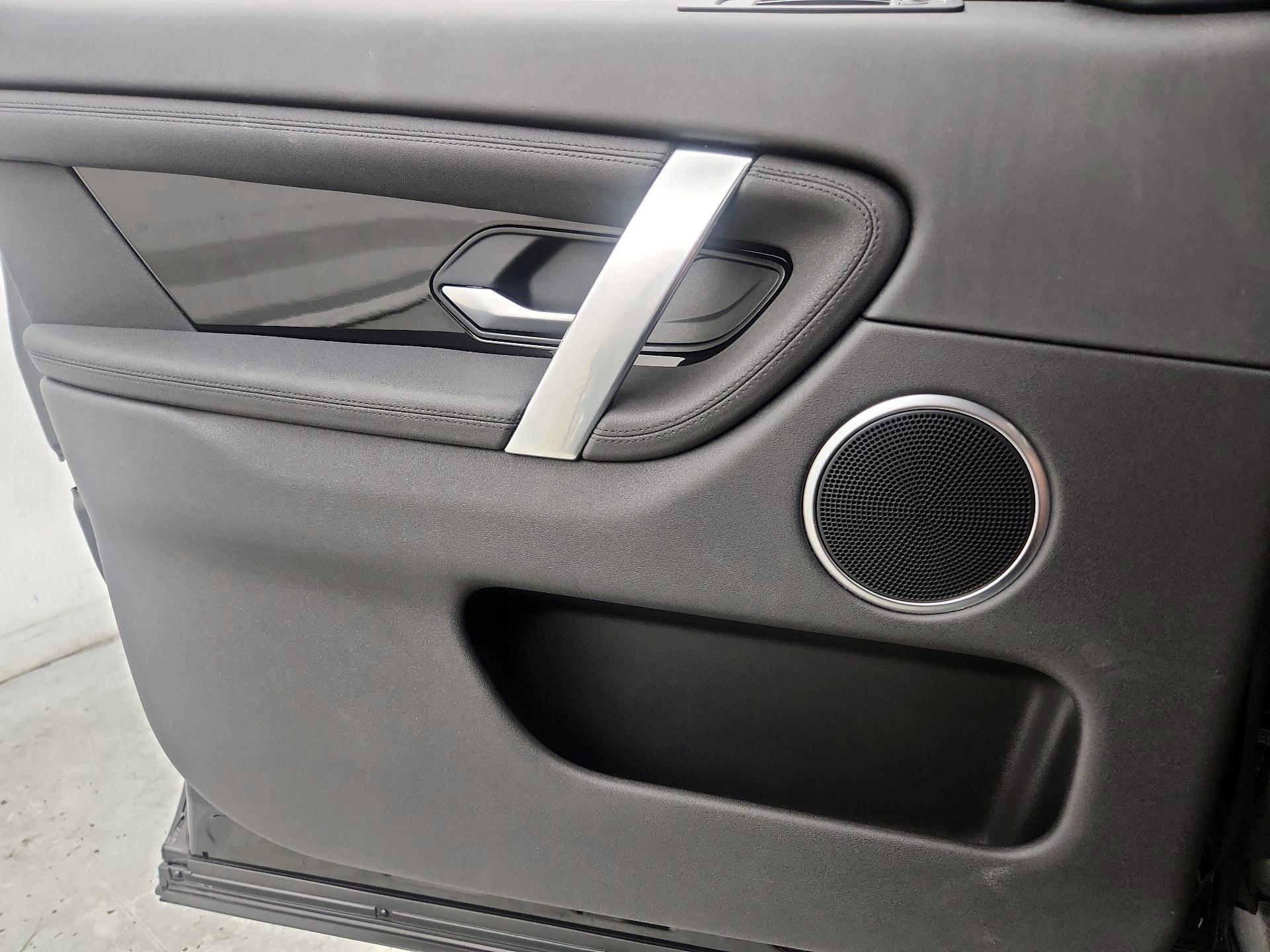 Thumbnail: 2020 Land Rover Discovery Sport - 12