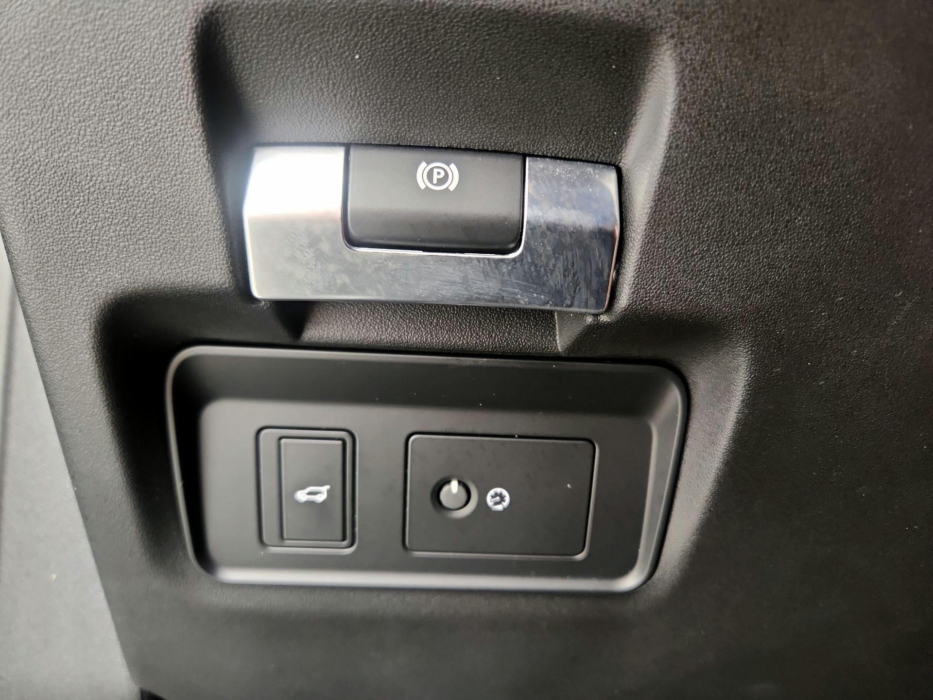 Thumbnail: 2020 Land Rover Discovery Sport - 13