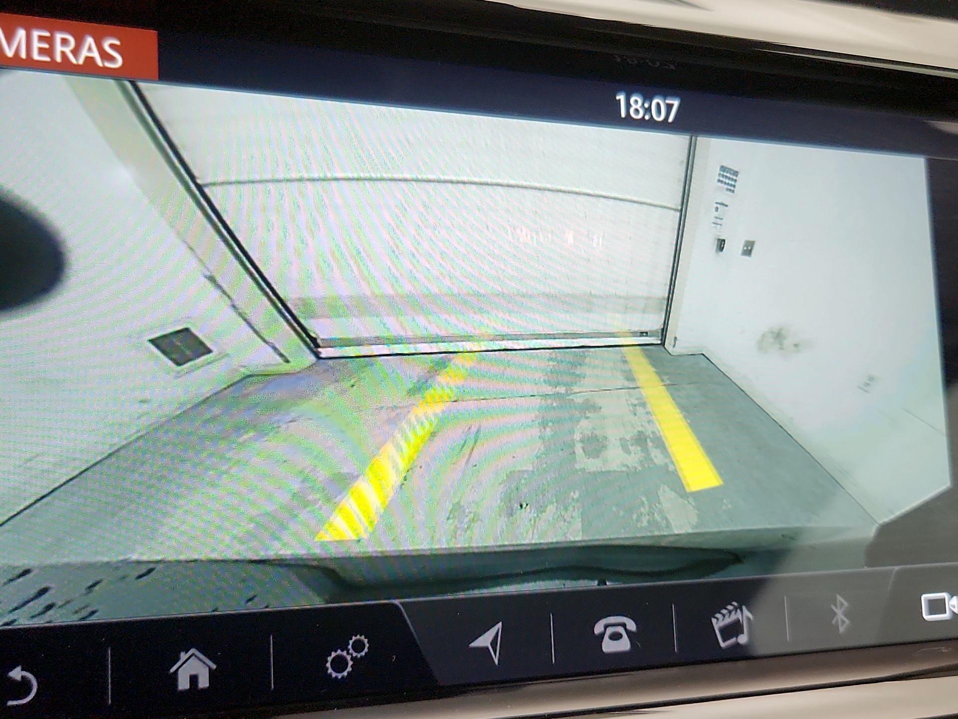 Thumbnail: 2020 Land Rover Discovery Sport - 15