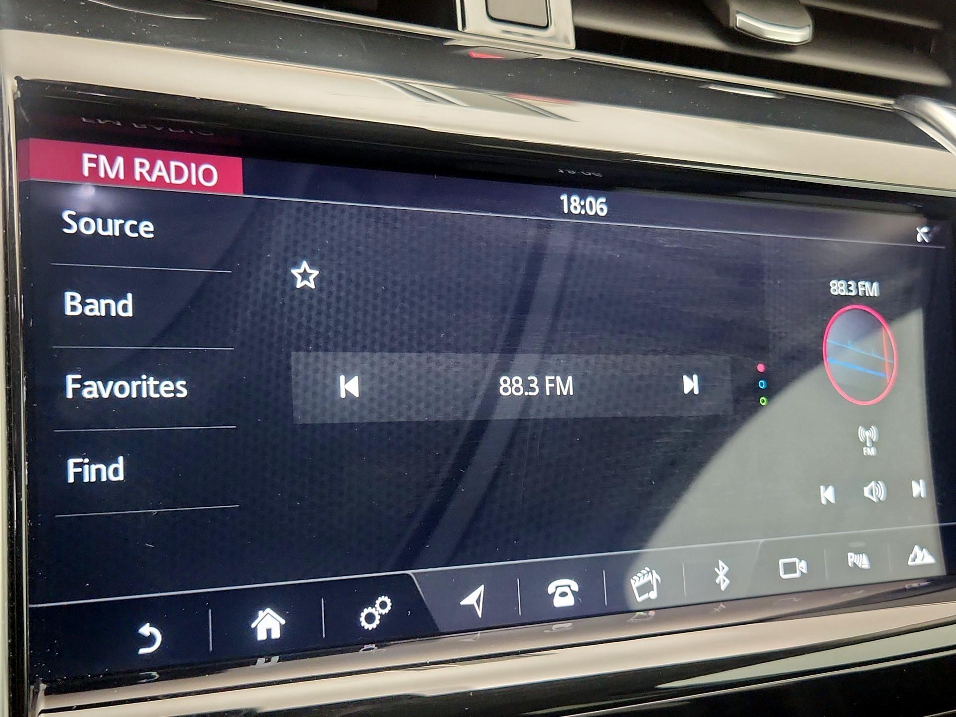 Thumbnail: 2020 Land Rover Discovery Sport - 16