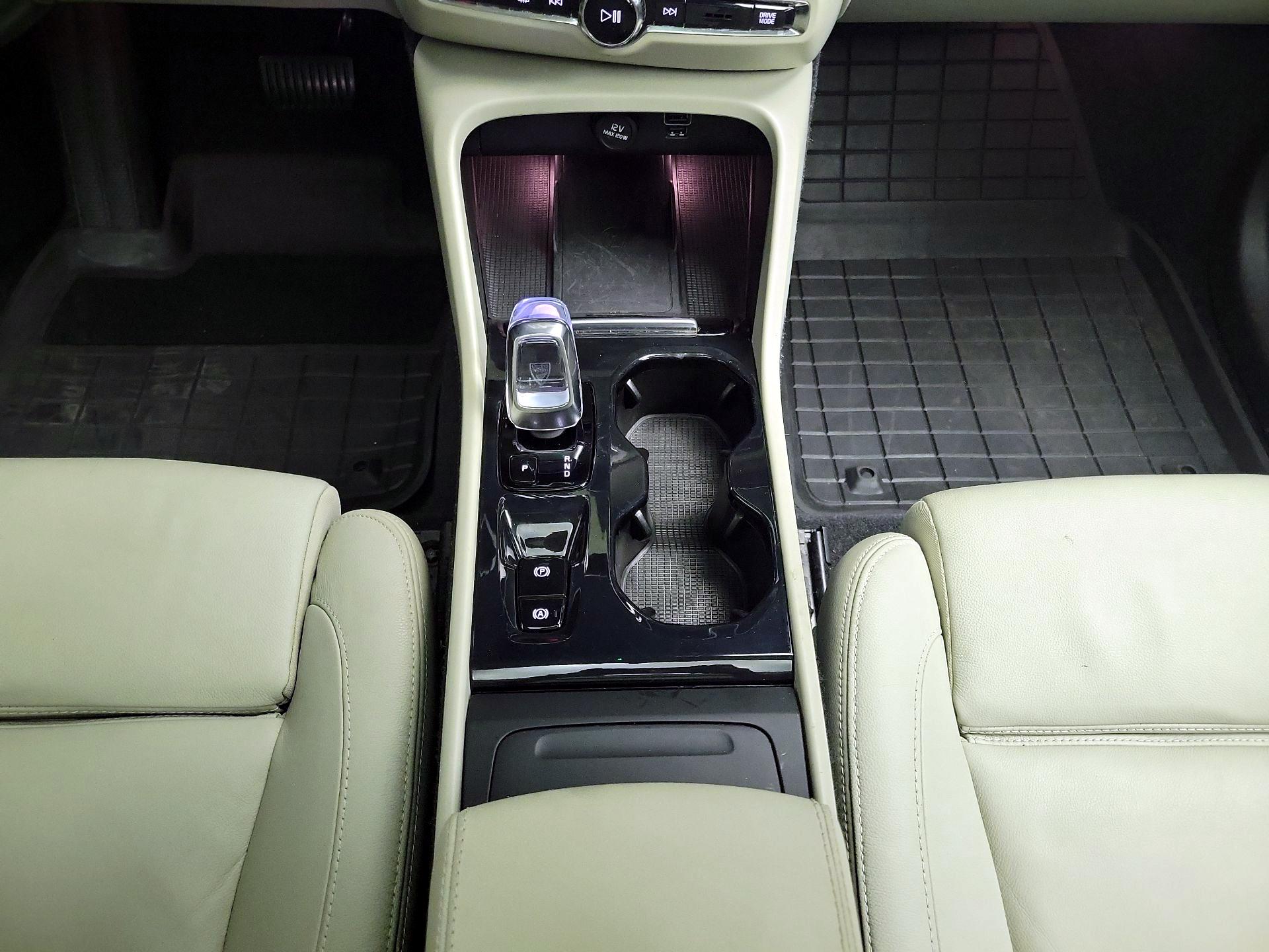 Thumbnail: 2019 Volvo XC40 - 17