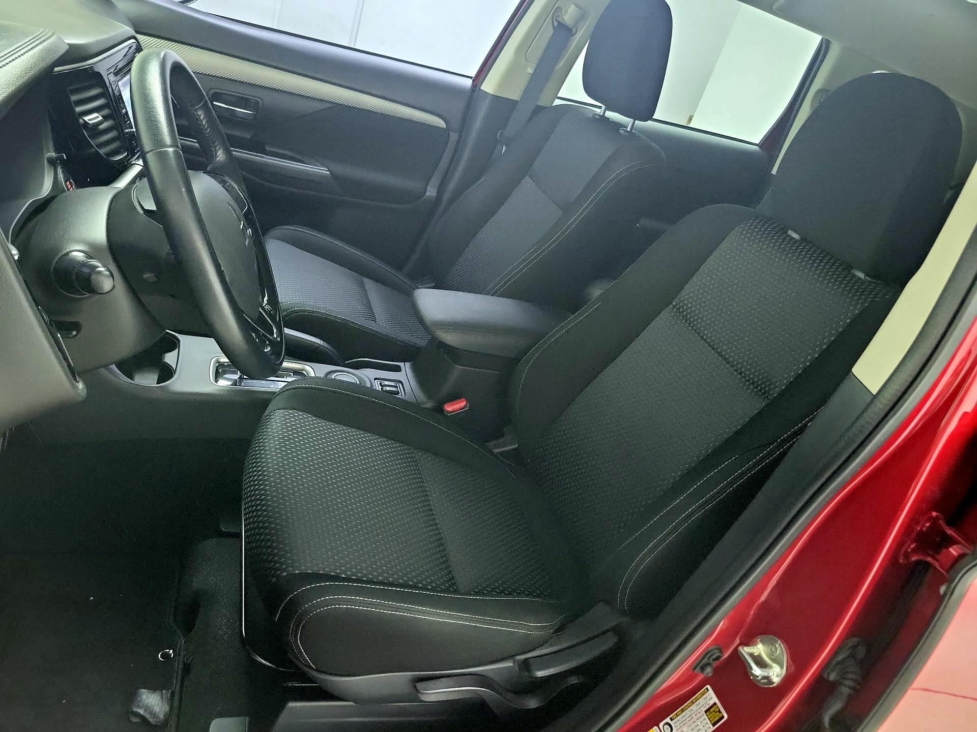 Thumbnail: 2016 Mitsubishi Outlander - 11