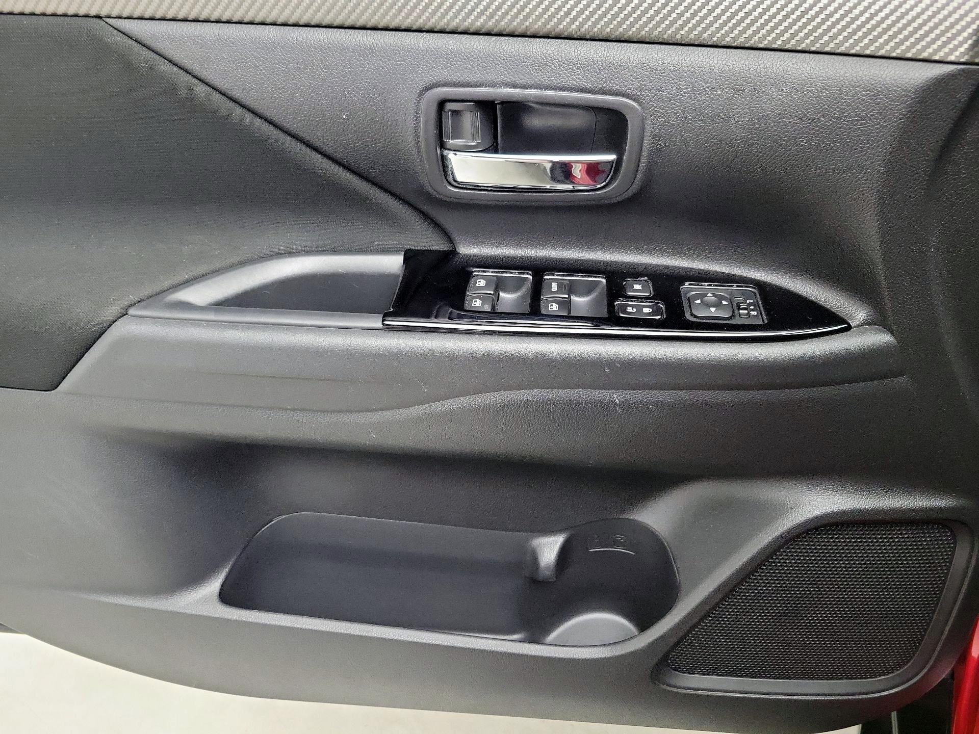 Thumbnail: 2016 Mitsubishi Outlander - 12