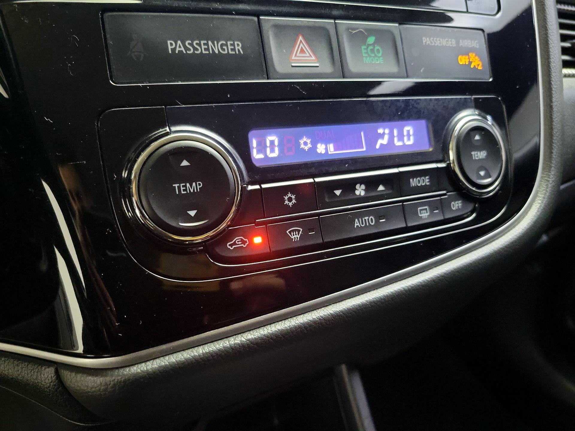 Thumbnail: 2016 Mitsubishi Outlander - 16