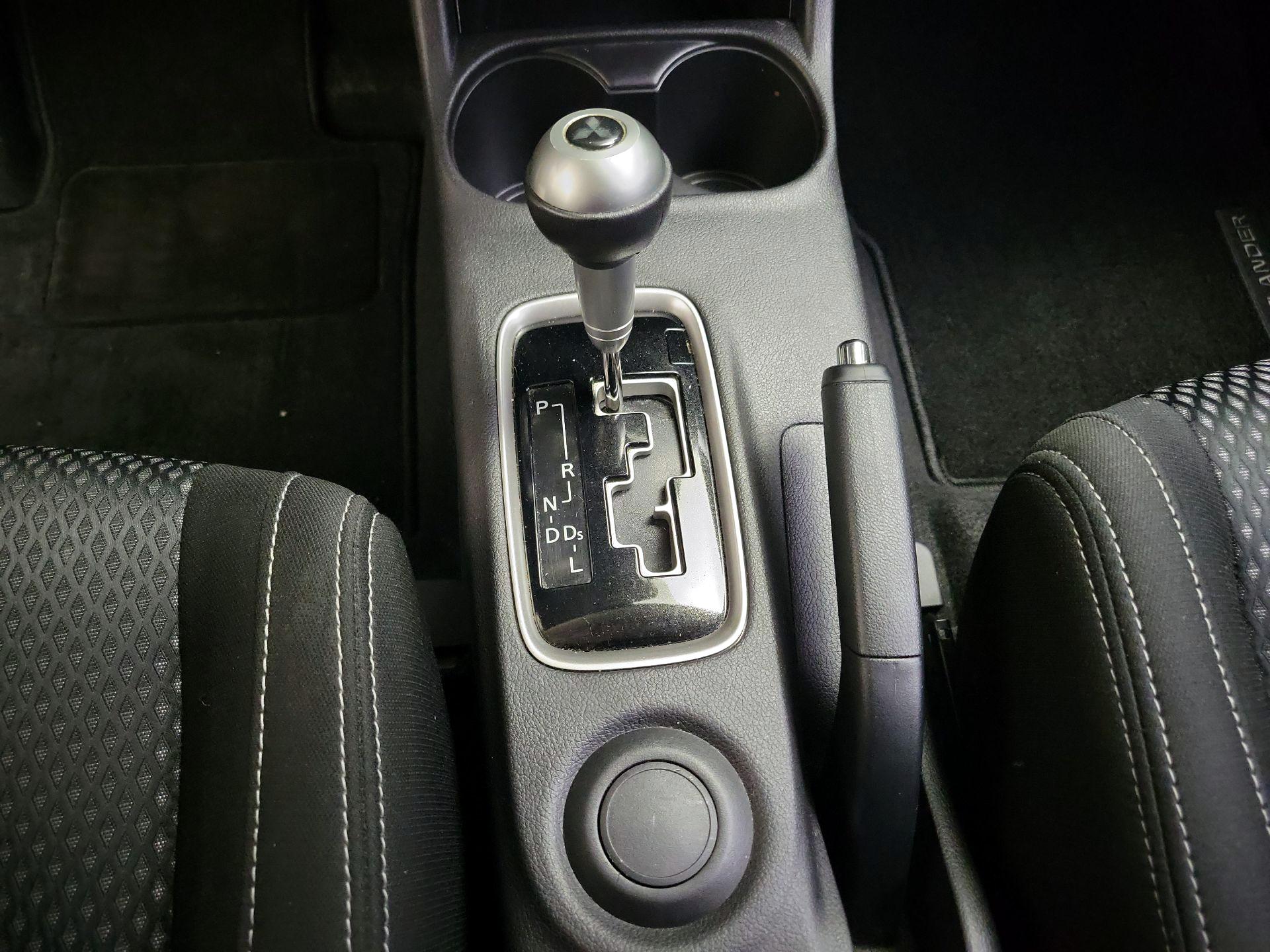 Thumbnail: 2016 Mitsubishi Outlander - 17