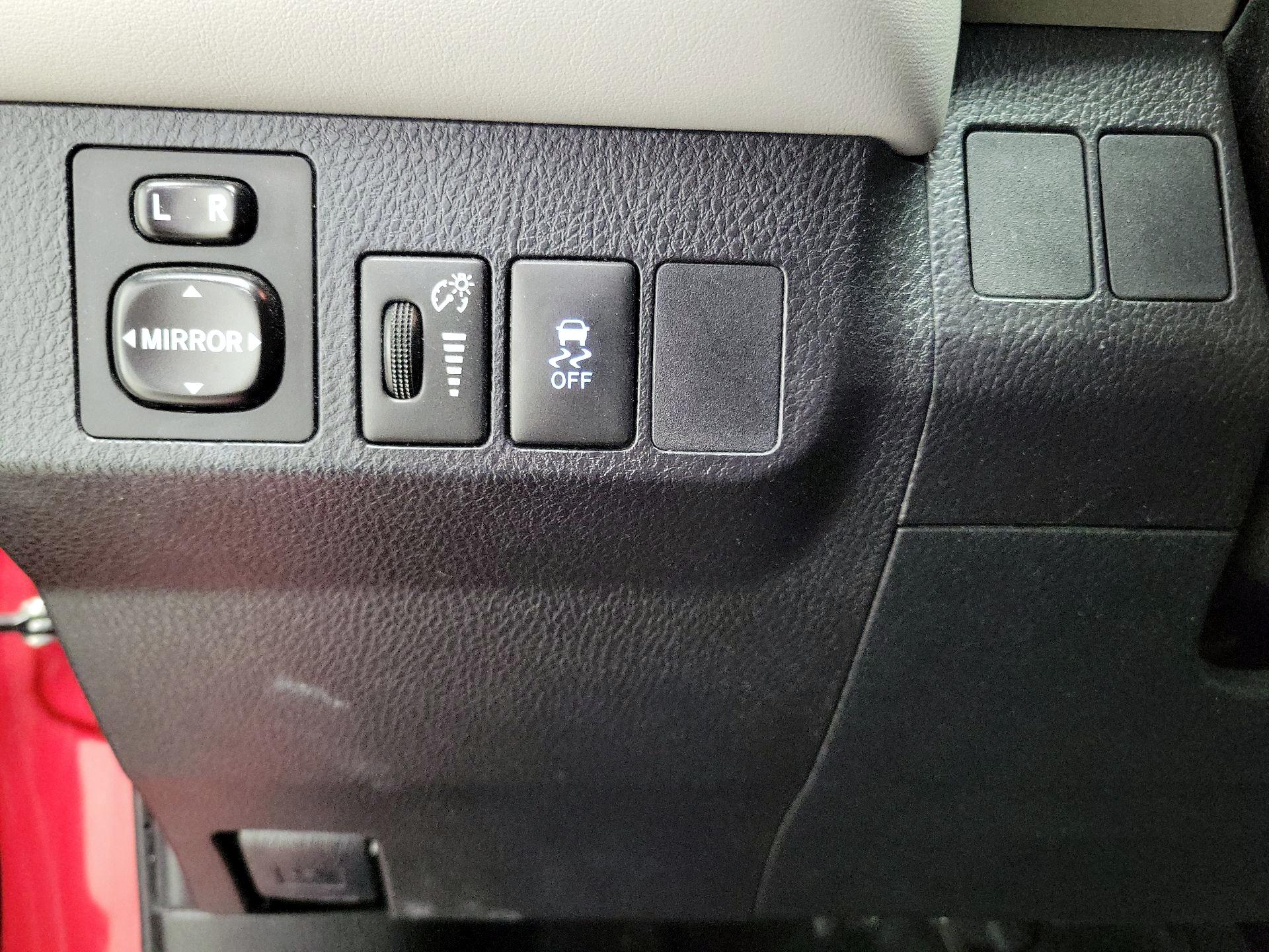 Thumbnail: 2015 Toyota RAV4 - 13