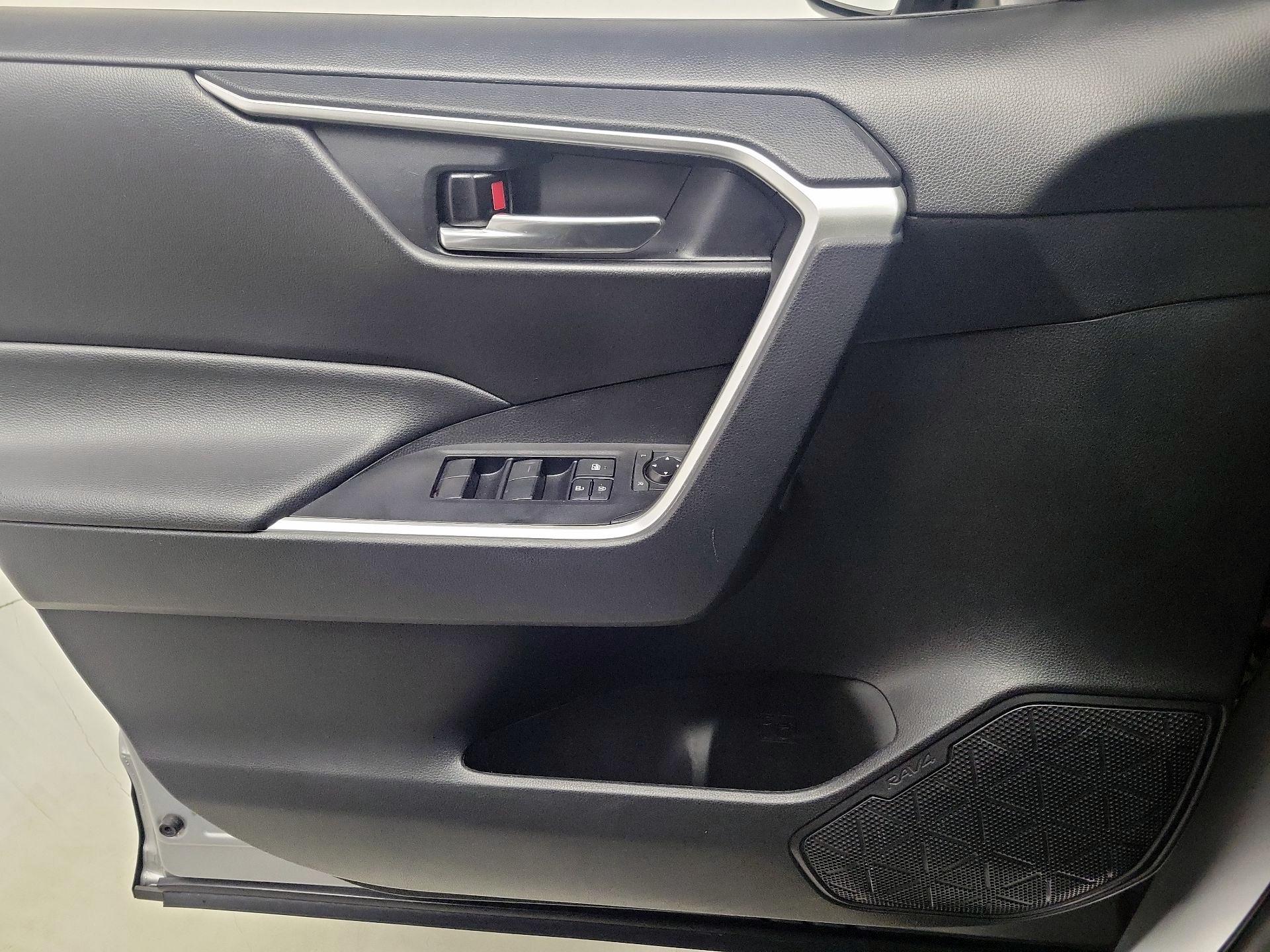 Thumbnail: 2021 Toyota RAV4 - 12
