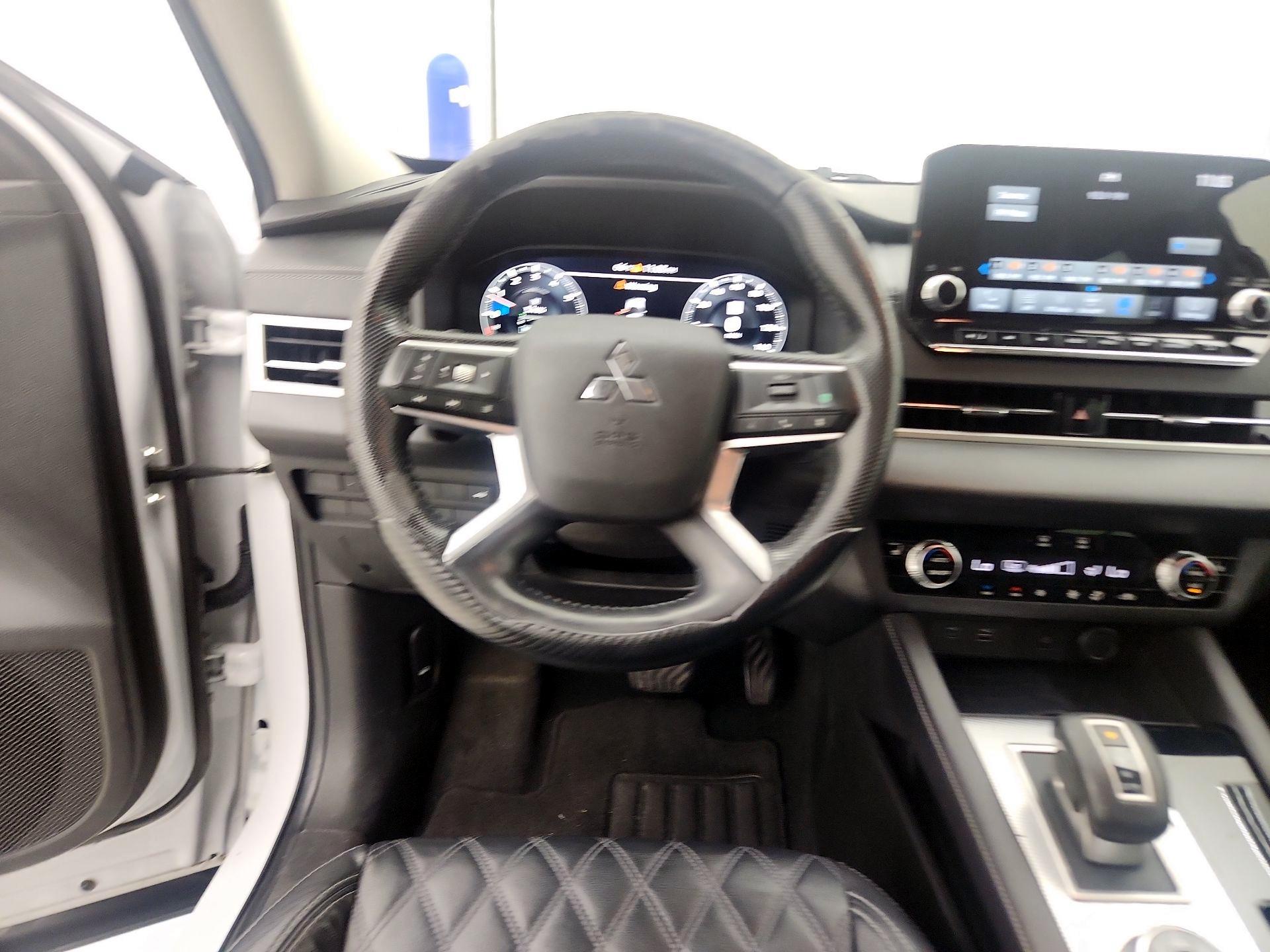 Thumbnail: 2022 Mitsubishi Outlander - 10