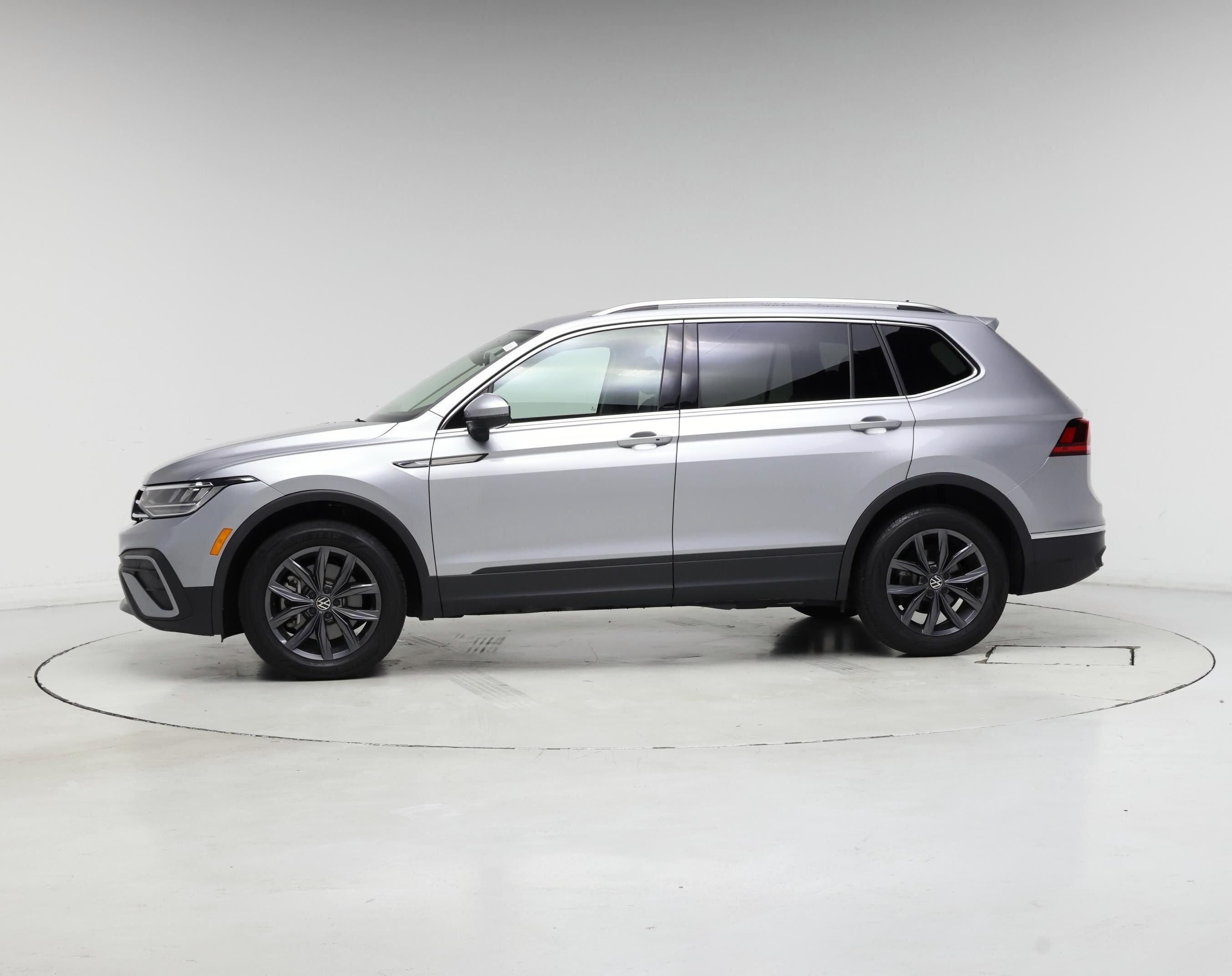 Thumbnail: 2022 Volkswagen Tiguan - 3