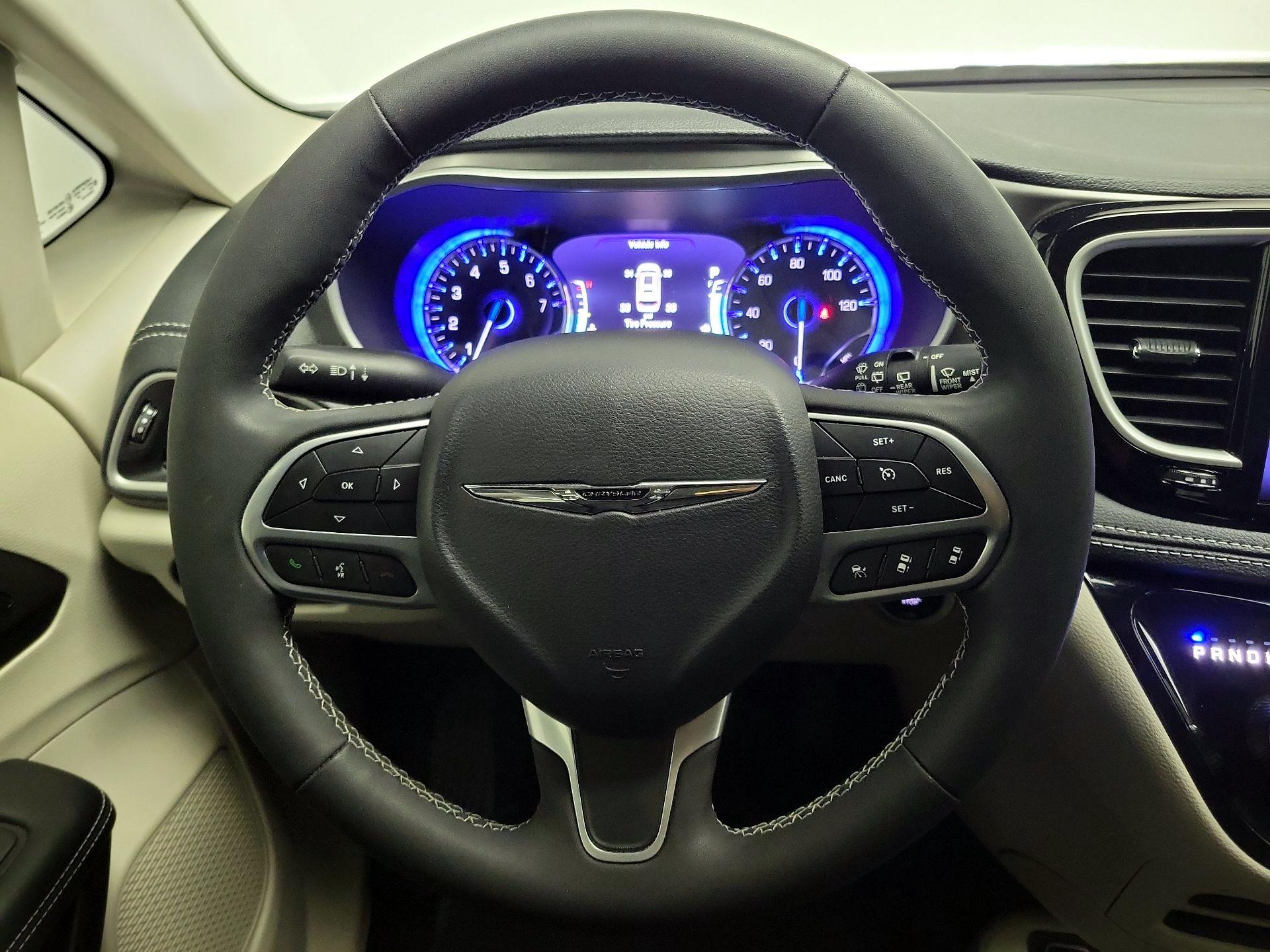 Thumbnail: 2023 Chrysler Pacifica - 10