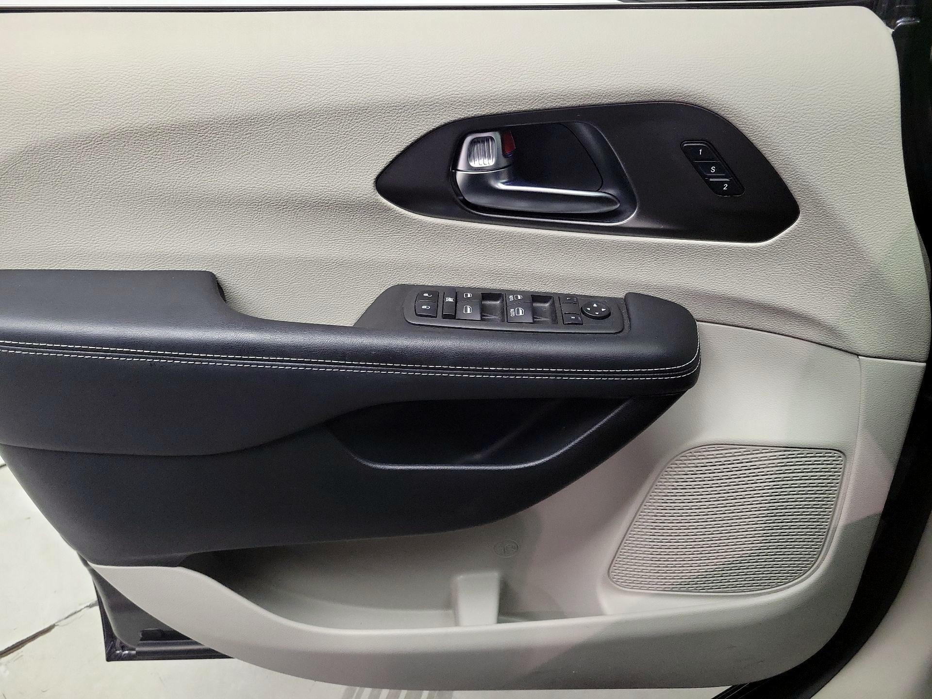 Thumbnail: 2023 Chrysler Pacifica - 12