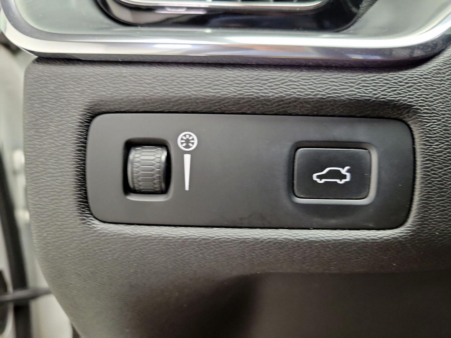 Thumbnail: 2019 Volvo XC60 - 13