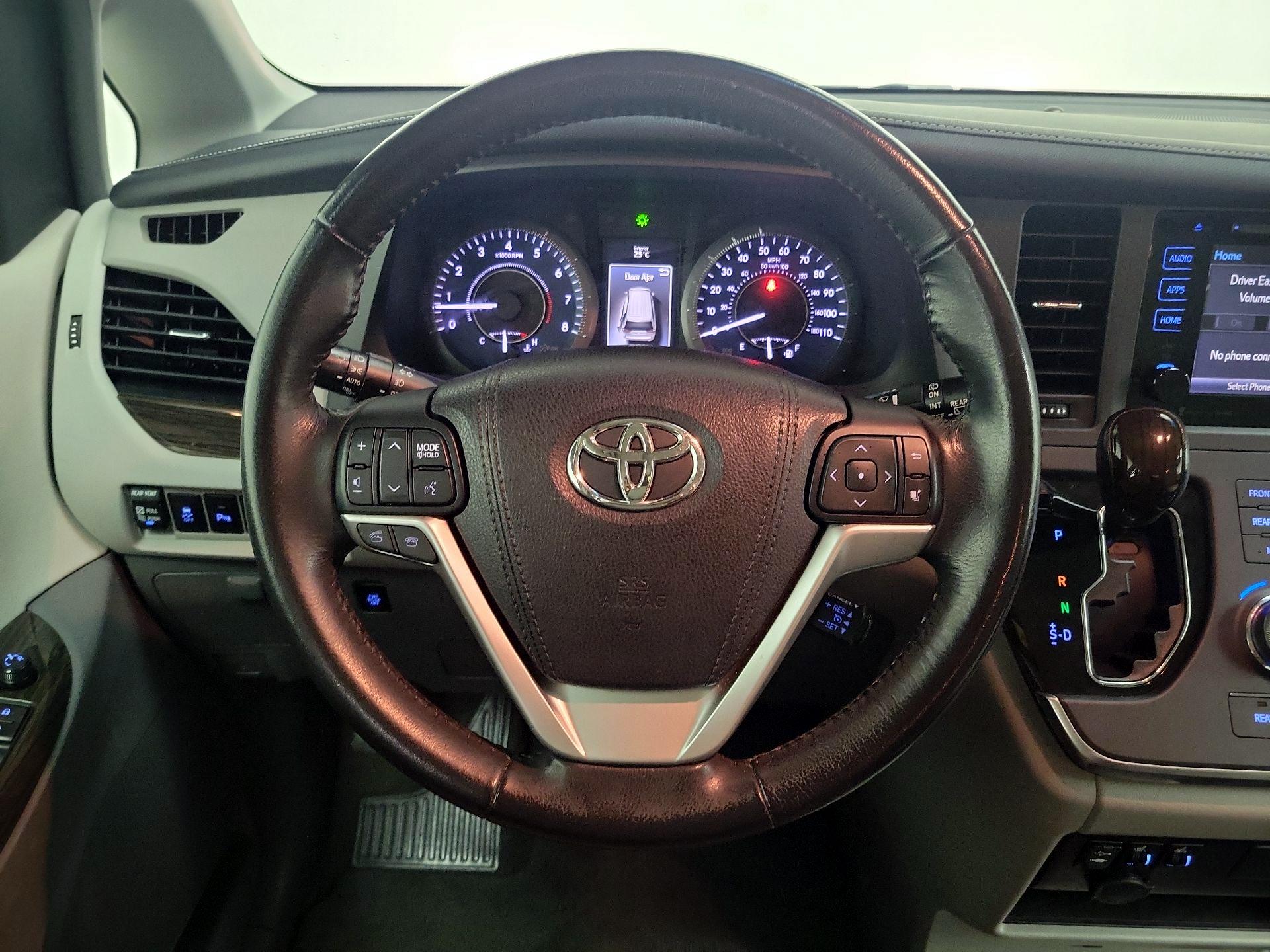 Thumbnail: 2016 Toyota Sienna - 10