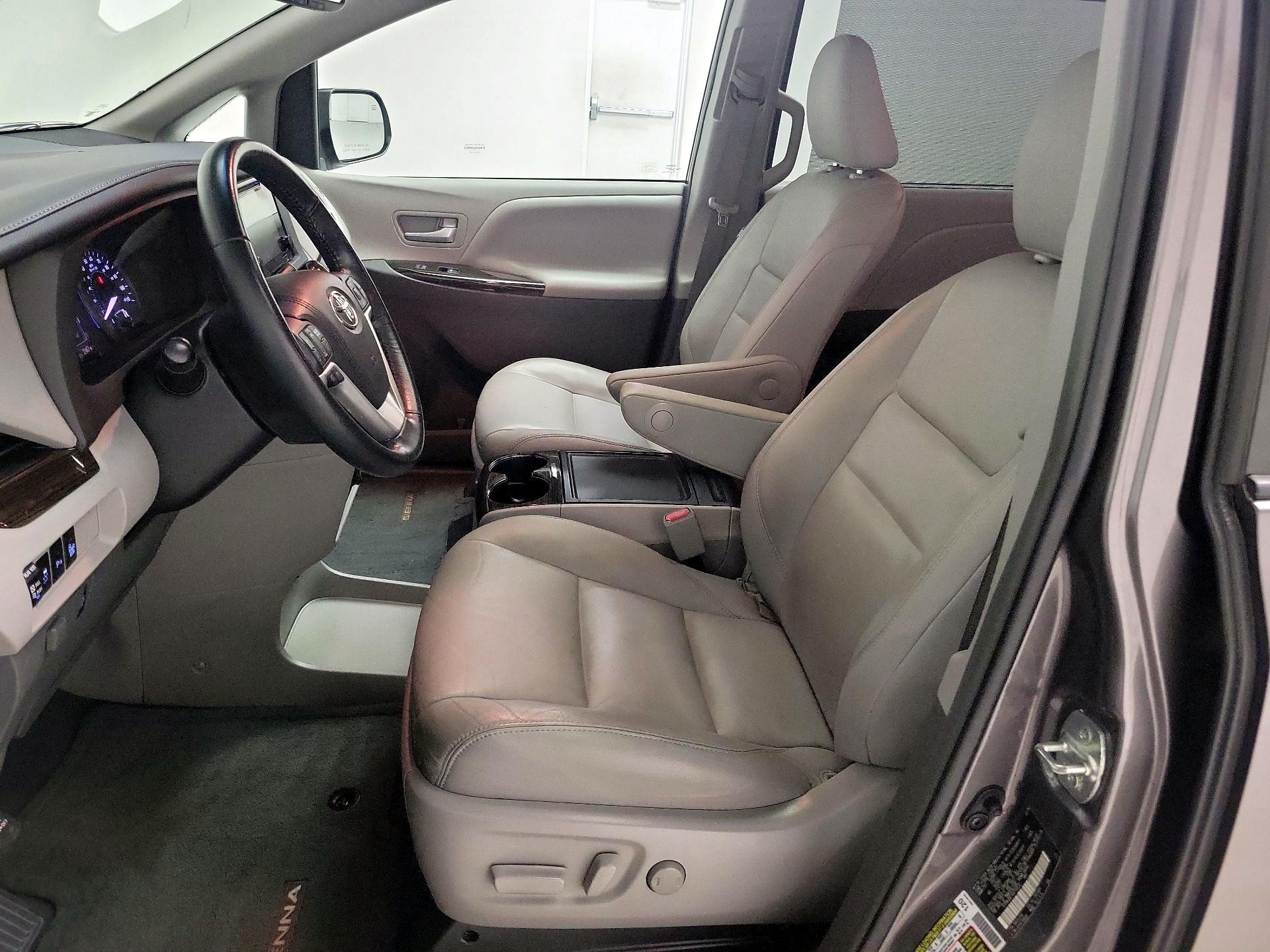 Thumbnail: 2016 Toyota Sienna - 11