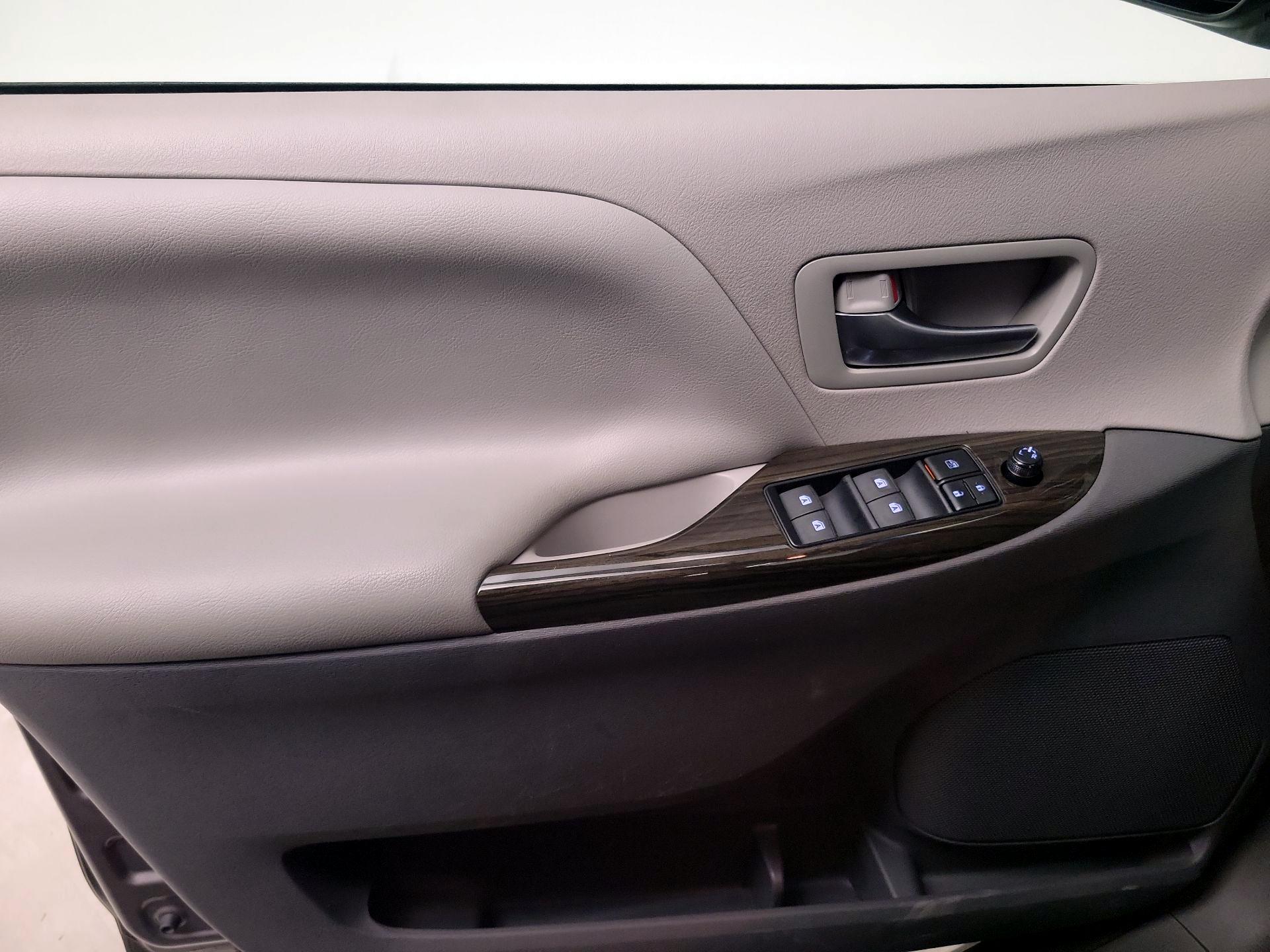 Thumbnail: 2016 Toyota Sienna - 12