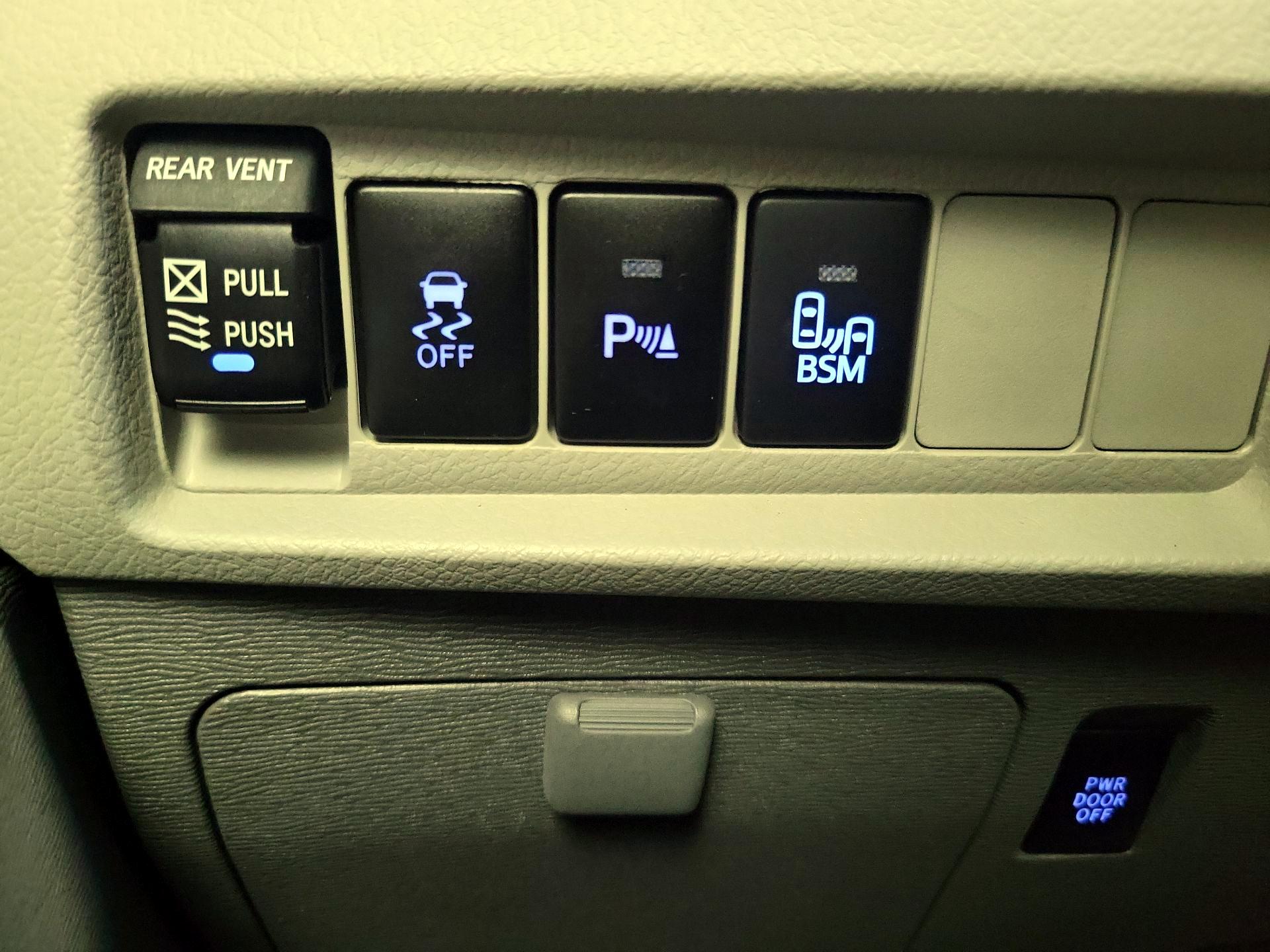 Thumbnail: 2016 Toyota Sienna - 13