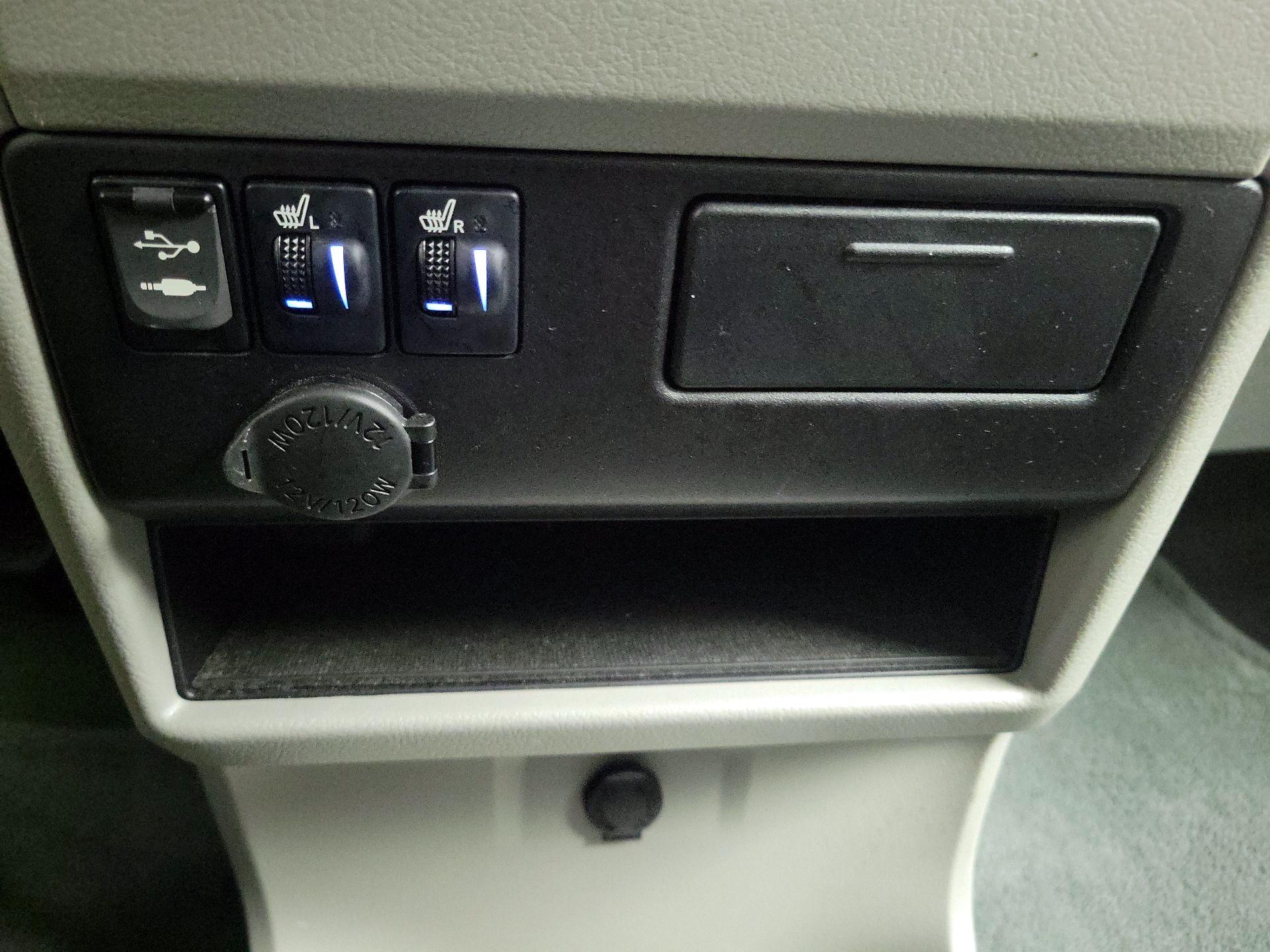 Thumbnail: 2016 Toyota Sienna - 19