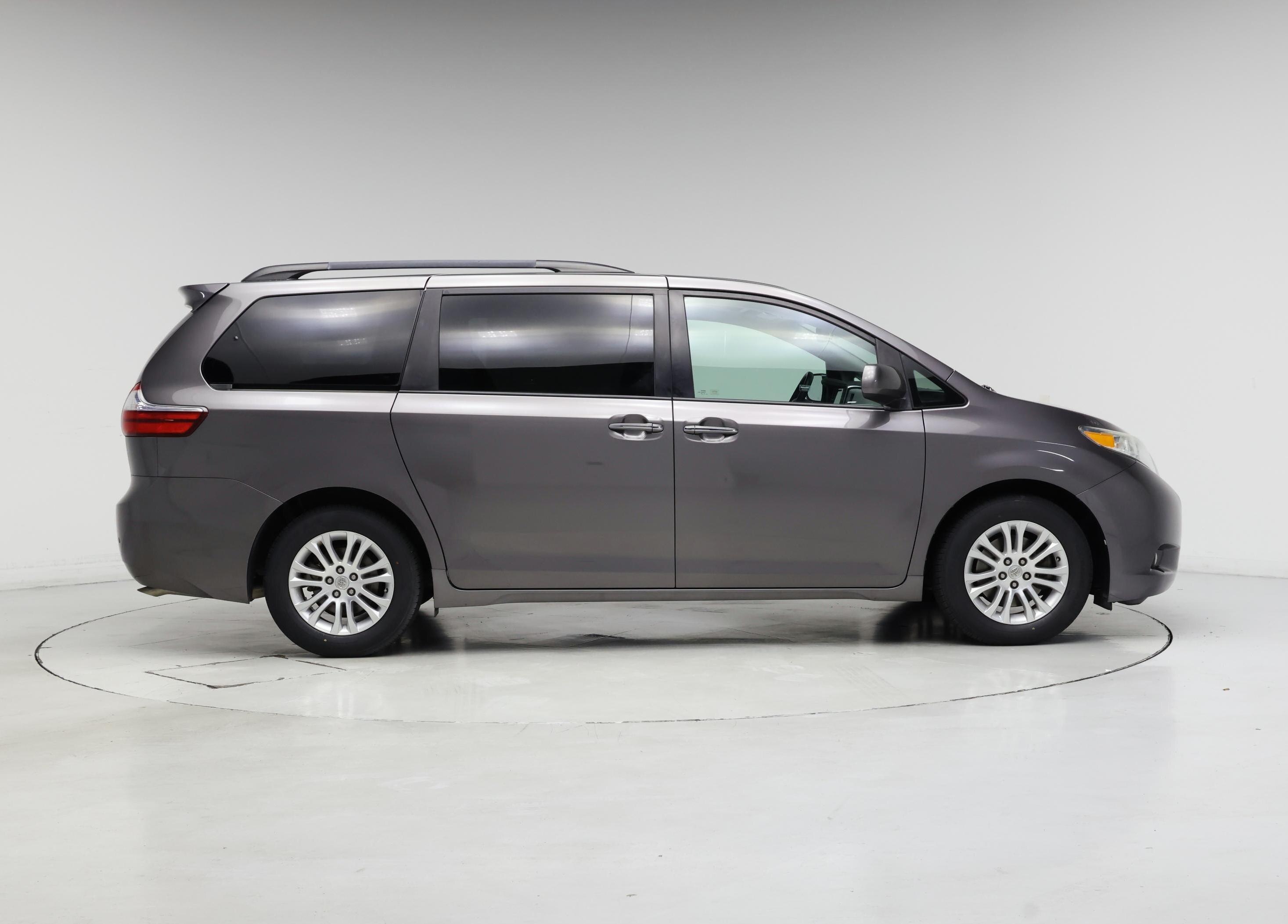 Thumbnail: 2016 Toyota Sienna - 7