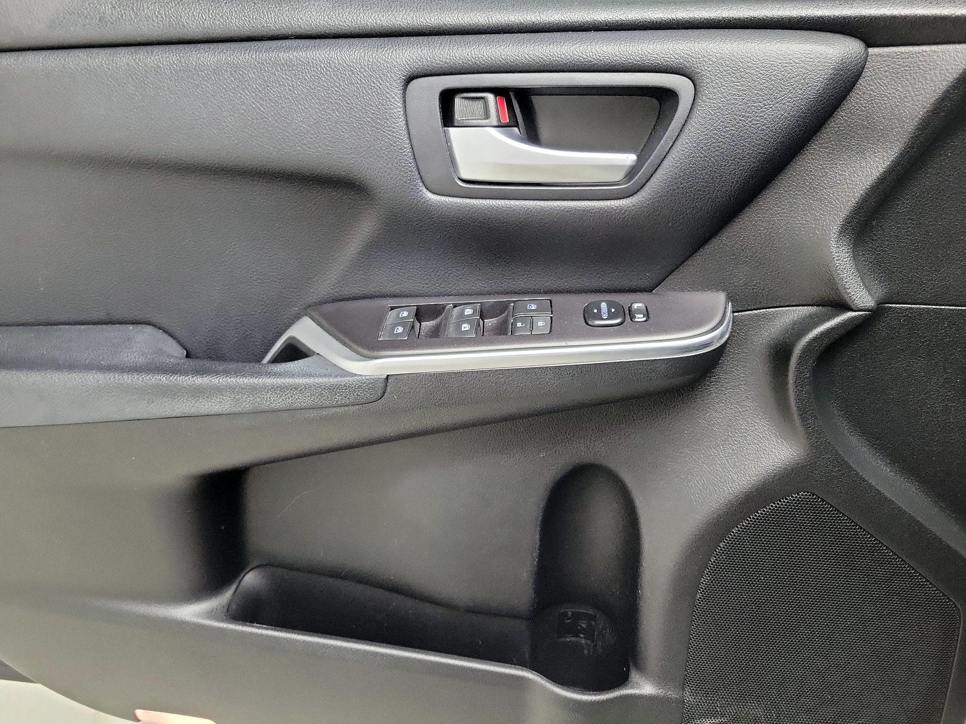 Thumbnail: 2016 Toyota Camry - 12