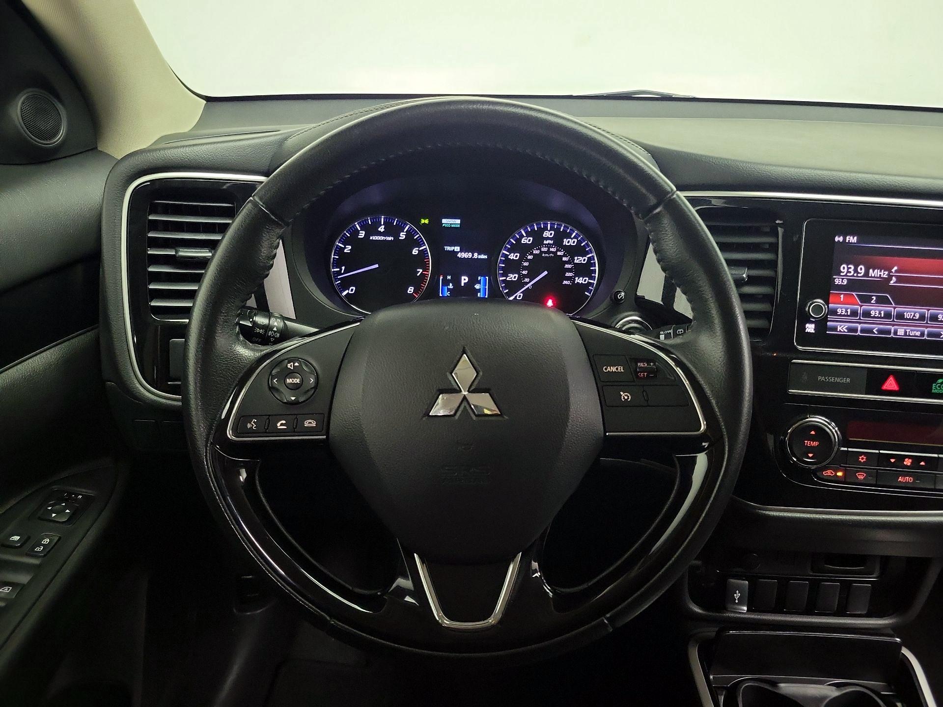 Thumbnail: 2019 Mitsubishi Outlander - 10