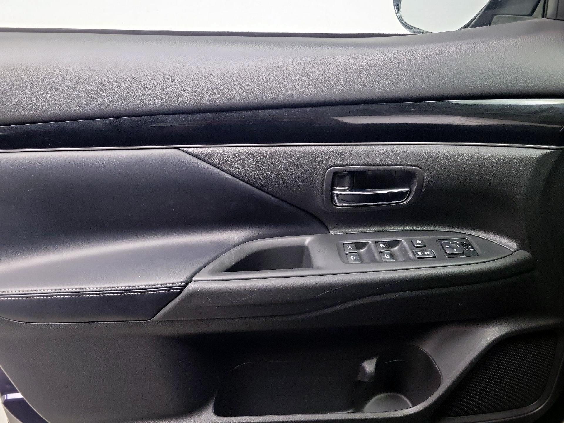 Thumbnail: 2019 Mitsubishi Outlander - 12