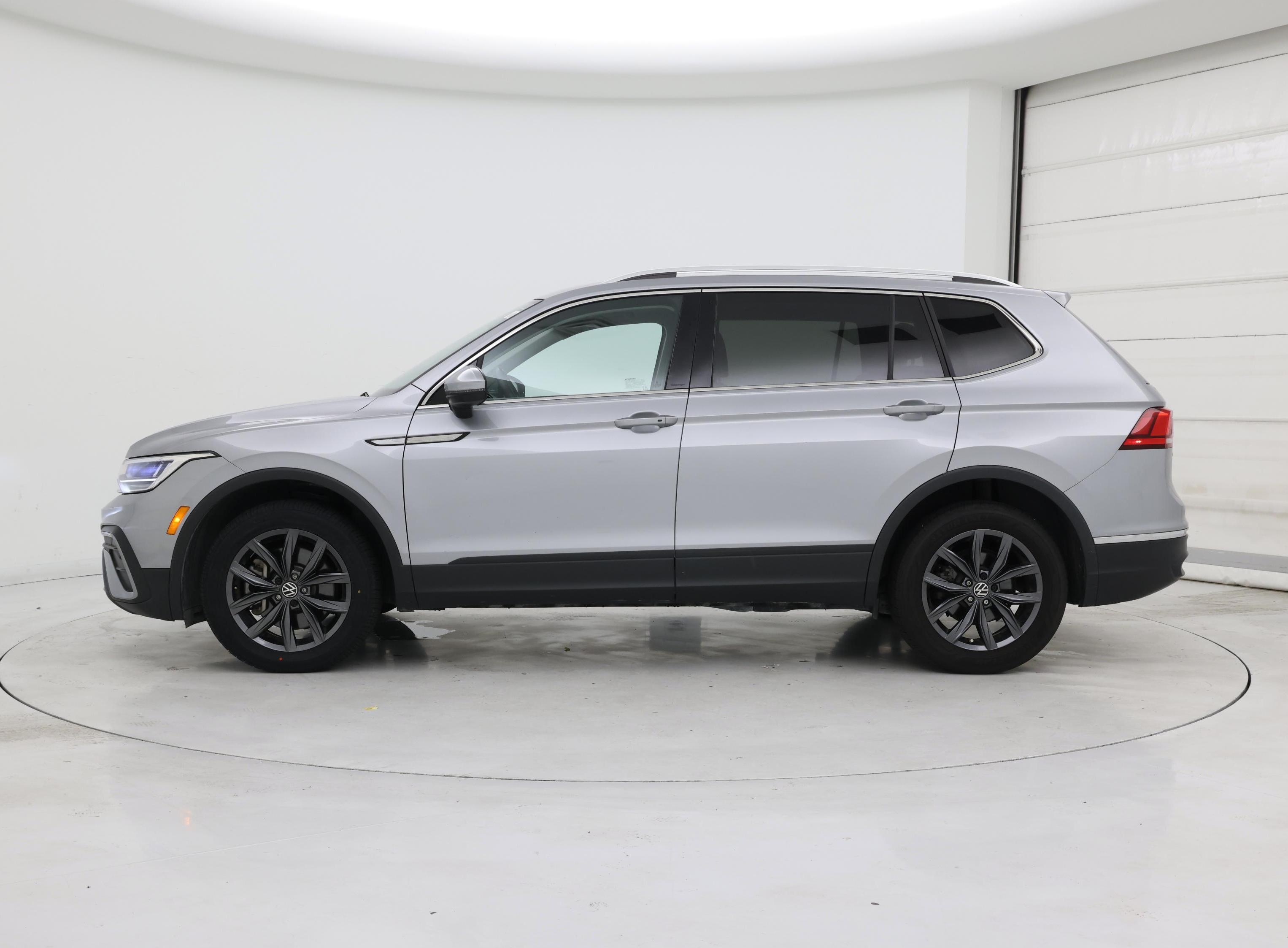 Thumbnail: 2023 Volkswagen Tiguan - 3