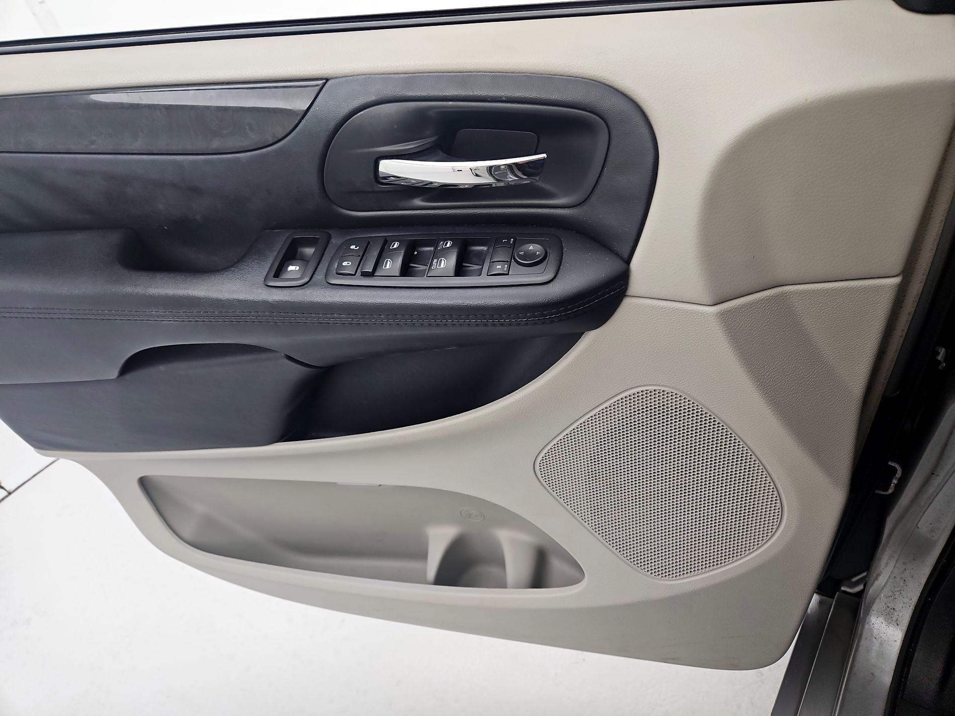 Thumbnail: 2016 Dodge Grand Caravan - 12