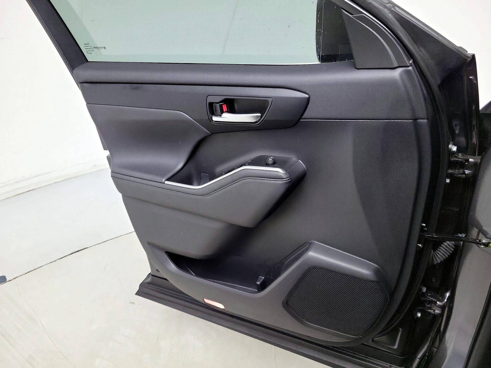 Thumbnail: 2023 Toyota Highlander - 12