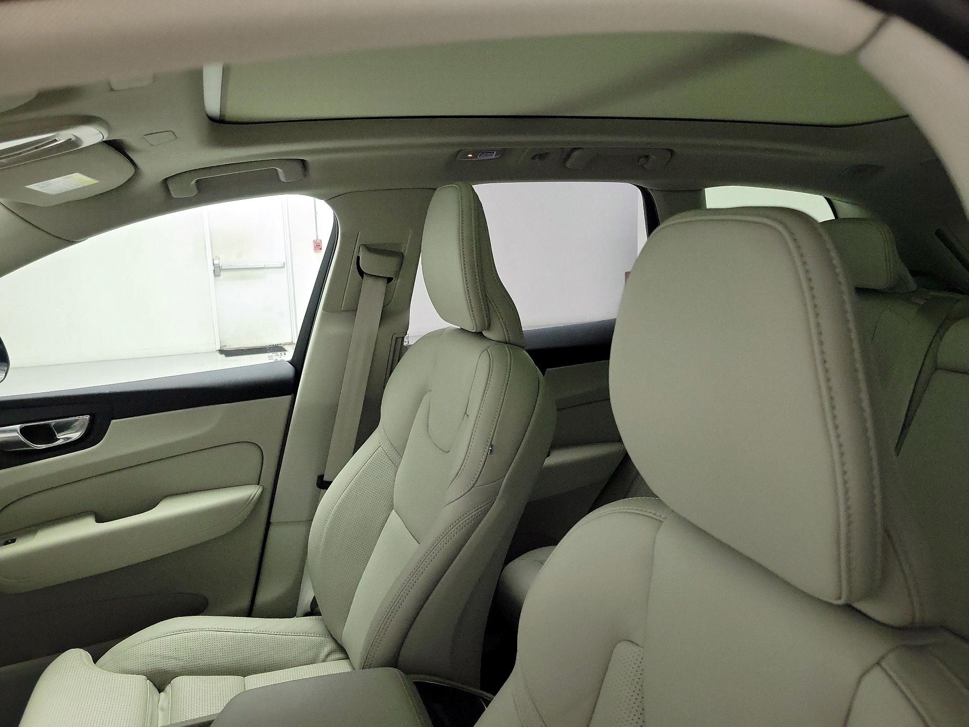 Thumbnail: 2025 Volvo XC60 - 20