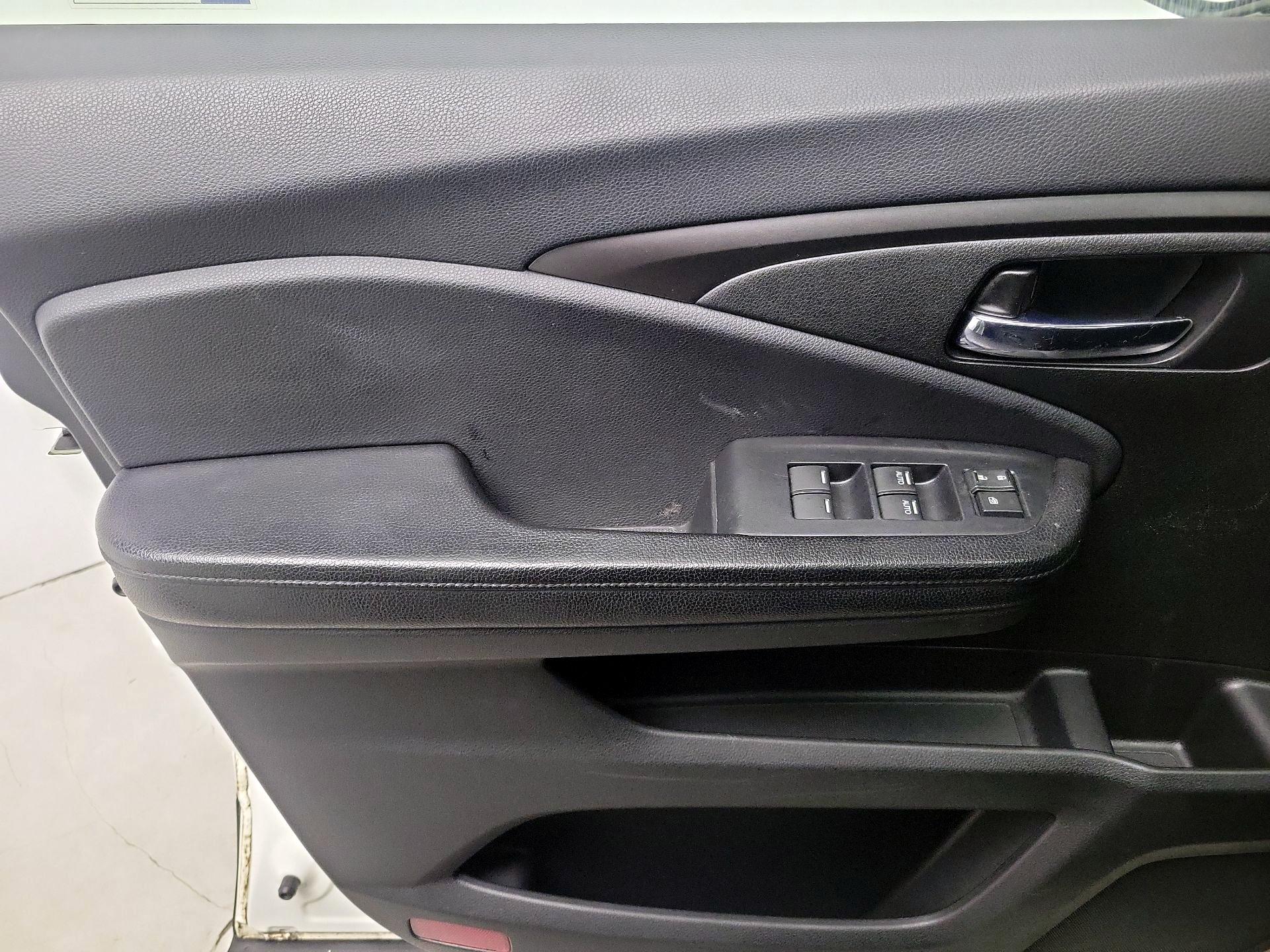 Thumbnail: 2017 Honda Pilot - 12