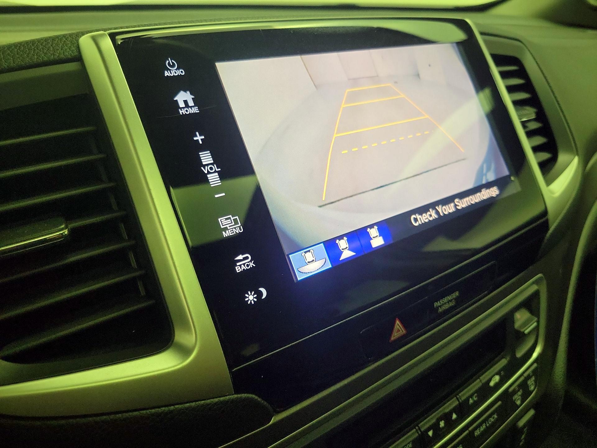Thumbnail: 2017 Honda Pilot - 14