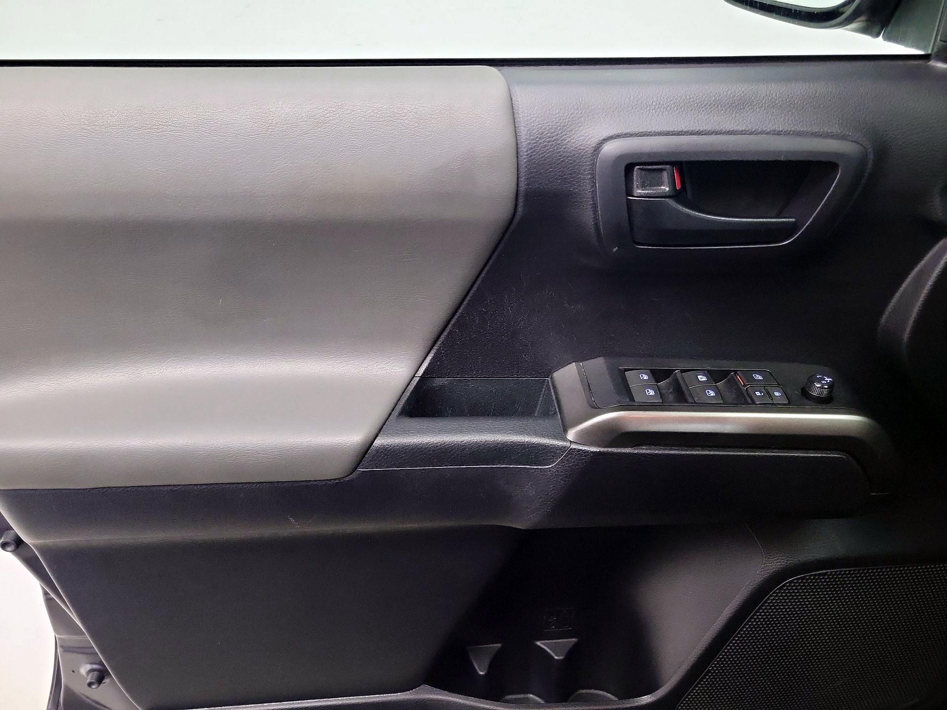 Thumbnail: 2021 Toyota Tacoma - 12